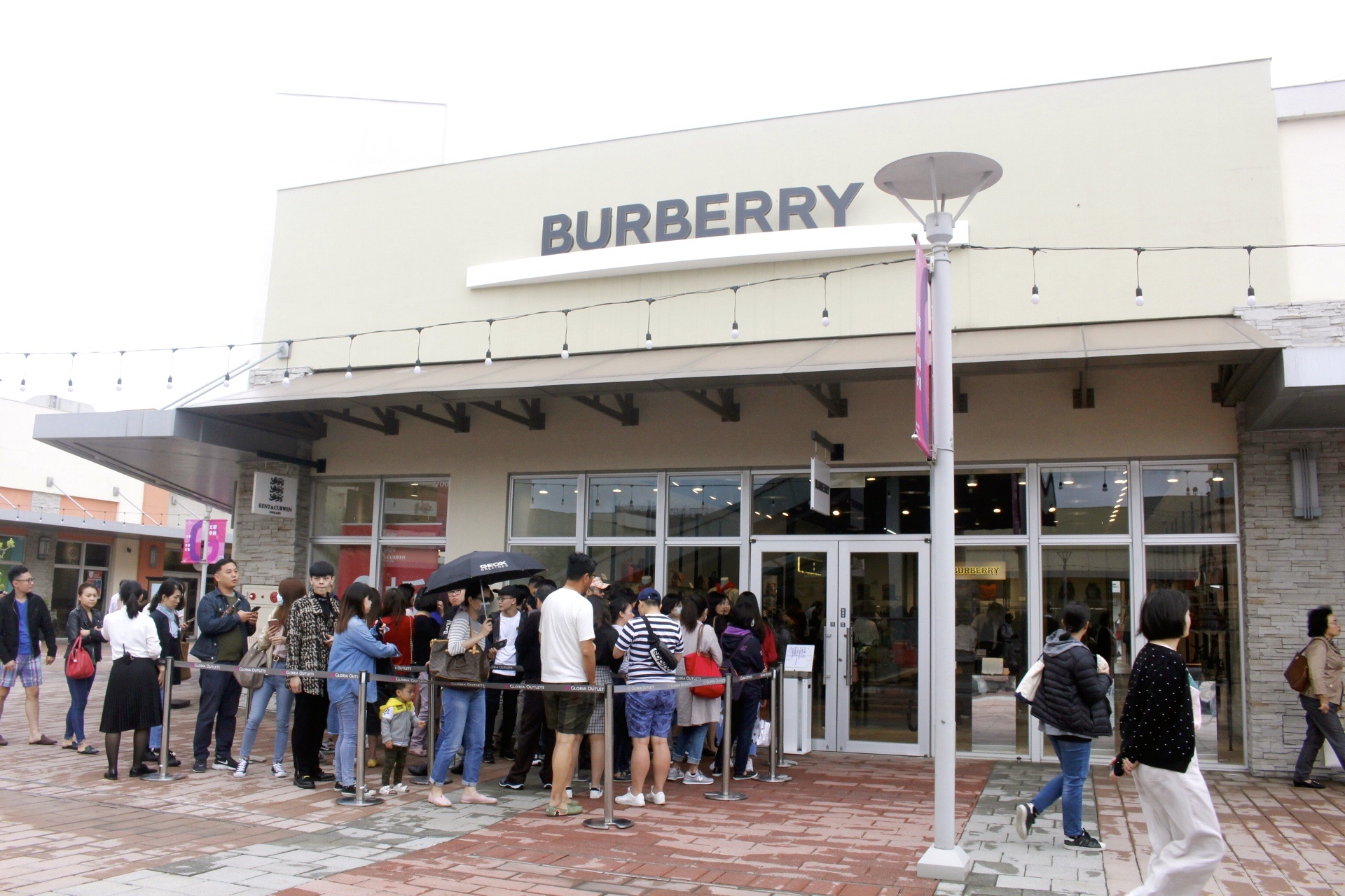BURBERRY排到天荒地老、人手一袋Charles & Keith BURBERRY排到天荒地老、人手一袋Charles & Keith