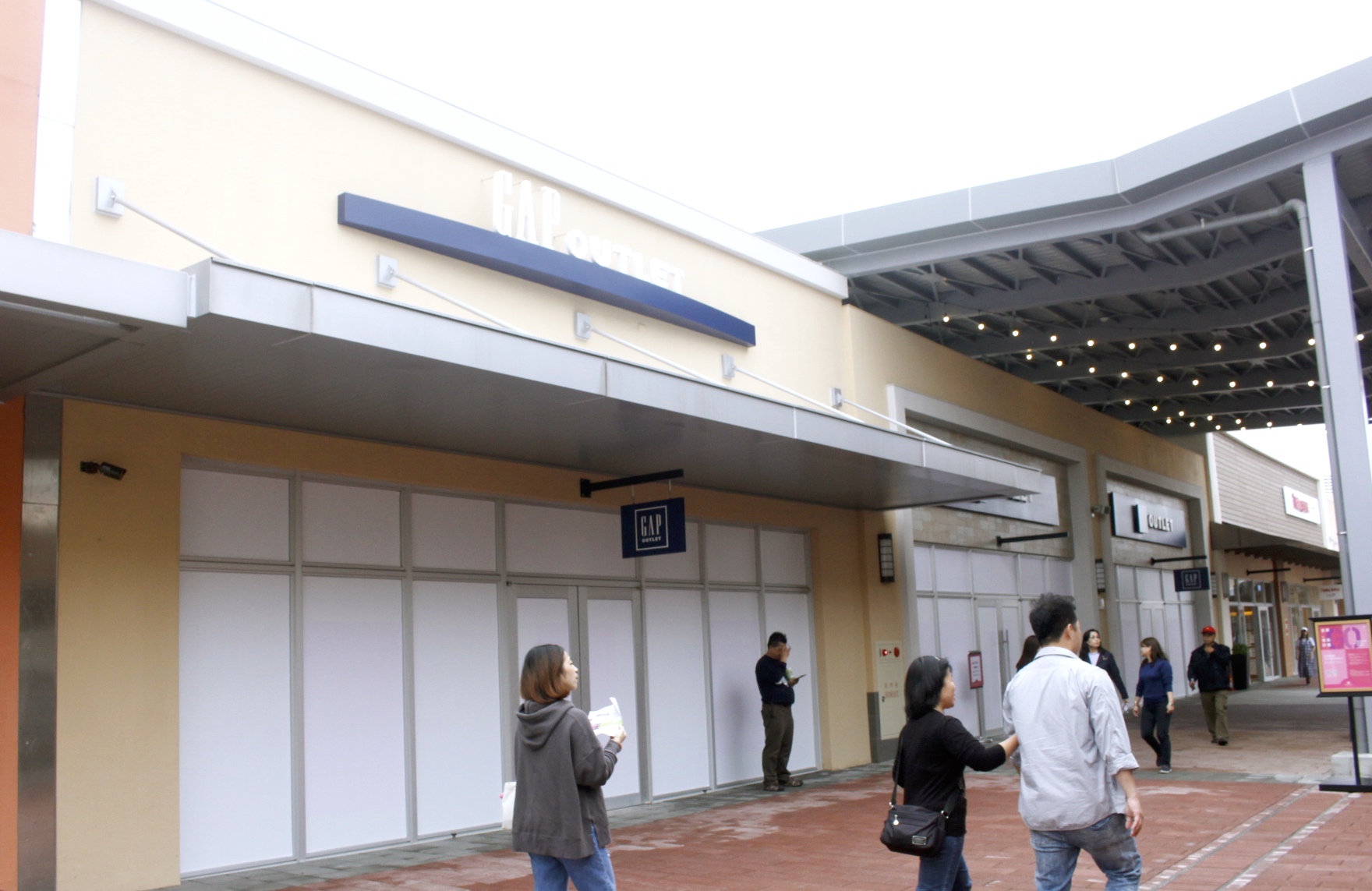BURBERRY排到天荒地老、人手一袋Charles & Keith BURBERRY排到天荒地老、人手一袋Charles & Keith
