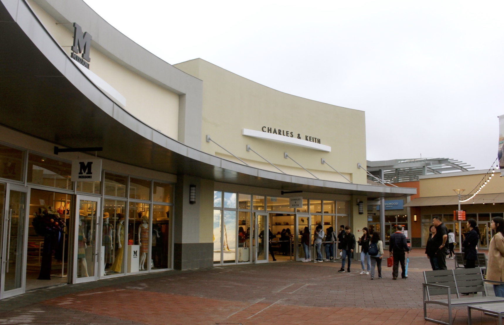 BURBERRY排到天荒地老、人手一袋Charles & Keith BURBERRY排到天荒地老、人手一袋Charles & Keith