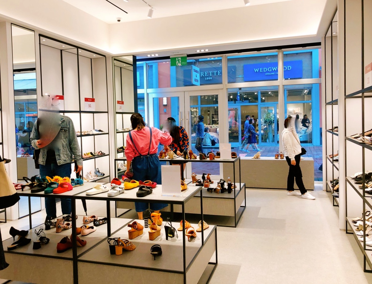BURBERRY排到天荒地老、人手一袋Charles & Keith BURBERRY排到天荒地老、人手一袋Charles & Keith