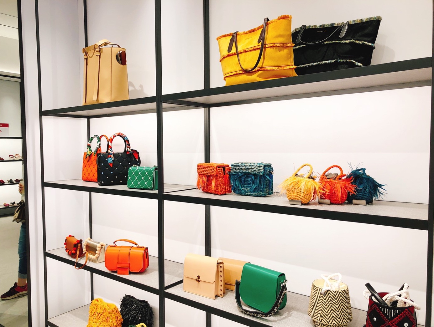BURBERRY排到天荒地老、人手一袋Charles & Keith BURBERRY排到天荒地老、人手一袋Charles & Keith
