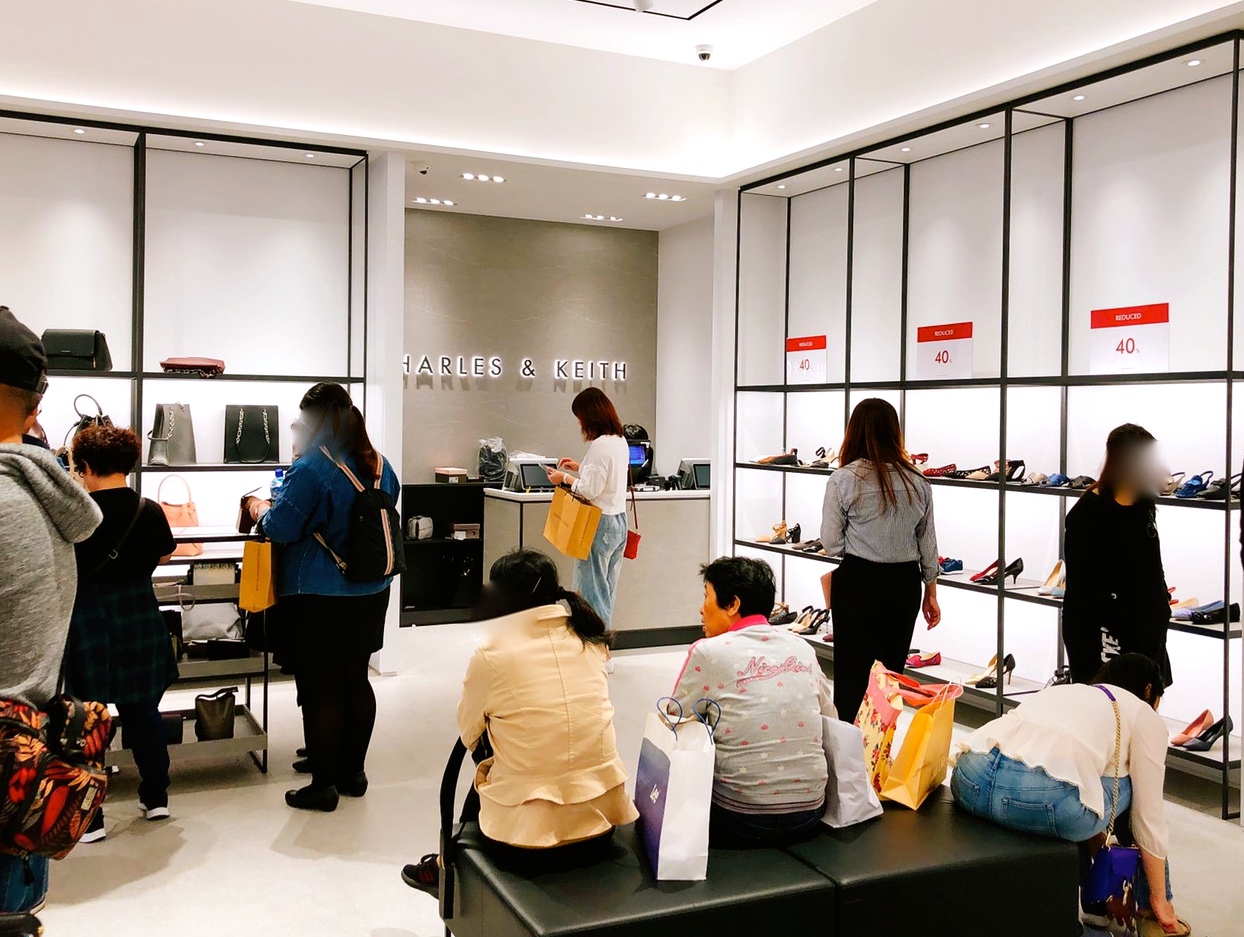 BURBERRY排到天荒地老、人手一袋Charles & Keith