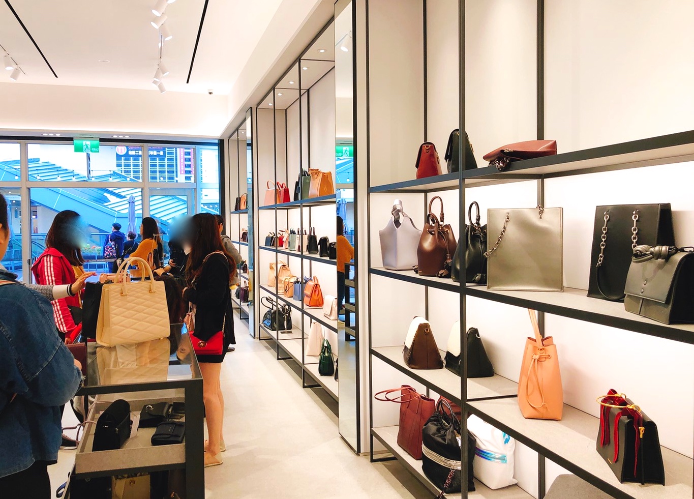 BURBERRY排到天荒地老、人手一袋Charles & Keith BURBERRY排到天荒地老、人手一袋Charles & Keith