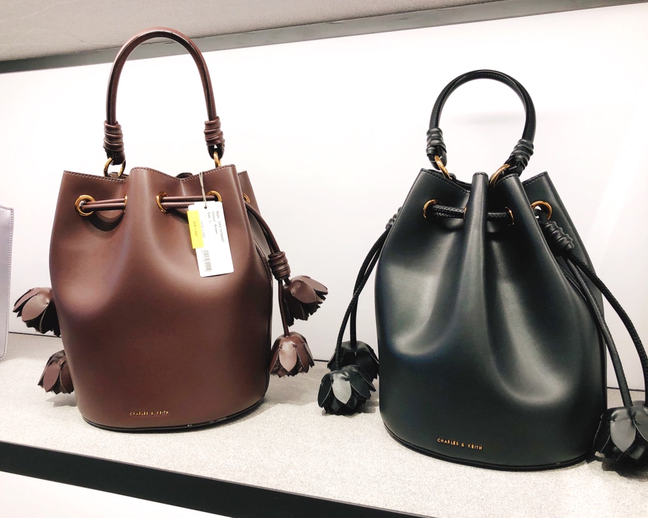 BURBERRY排到天荒地老、人手一袋Charles & Keith BURBERRY排到天荒地老、人手一袋Charles & Keith