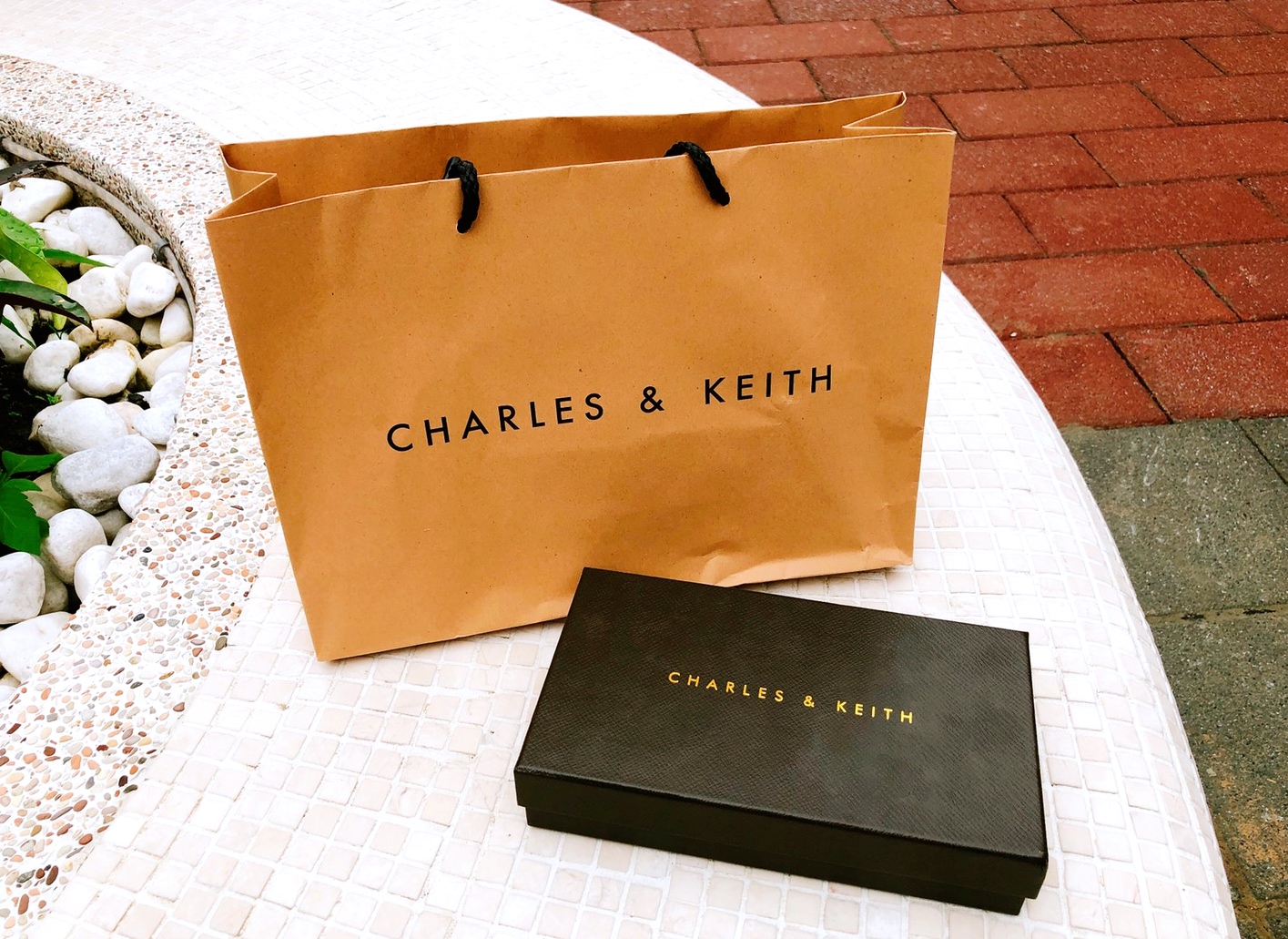 BURBERRY排到天荒地老、人手一袋Charles & Keith