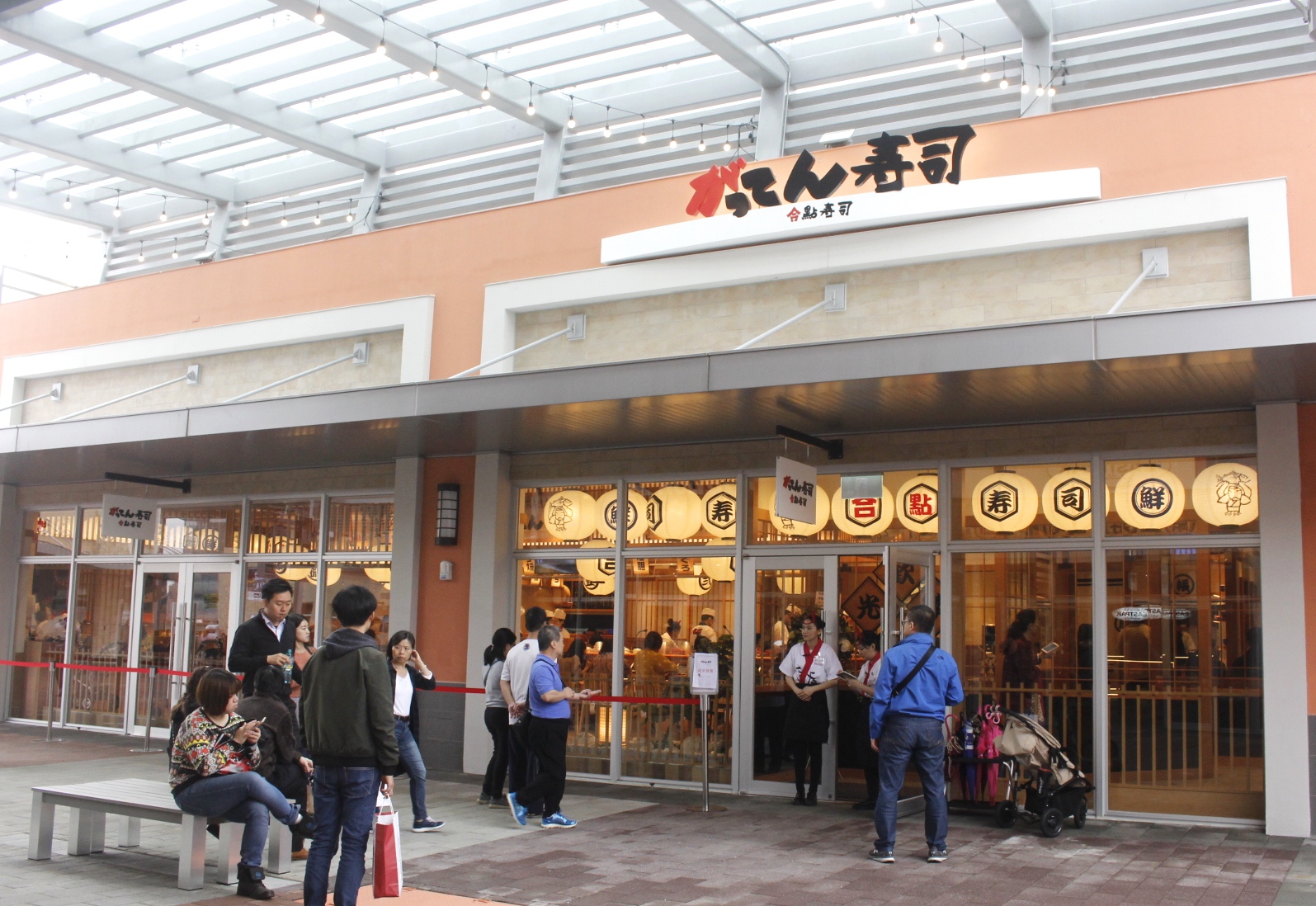 BURBERRY排到天荒地老、人手一袋Charles & Keith BURBERRY排到天荒地老、人手一袋Charles & Keith