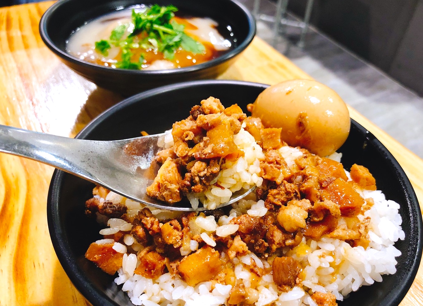 【桃園 監獄肉圓】要入獄才能吃到的脆皮肉圓。外皮香酥脆、肉餡飽滿又扎實