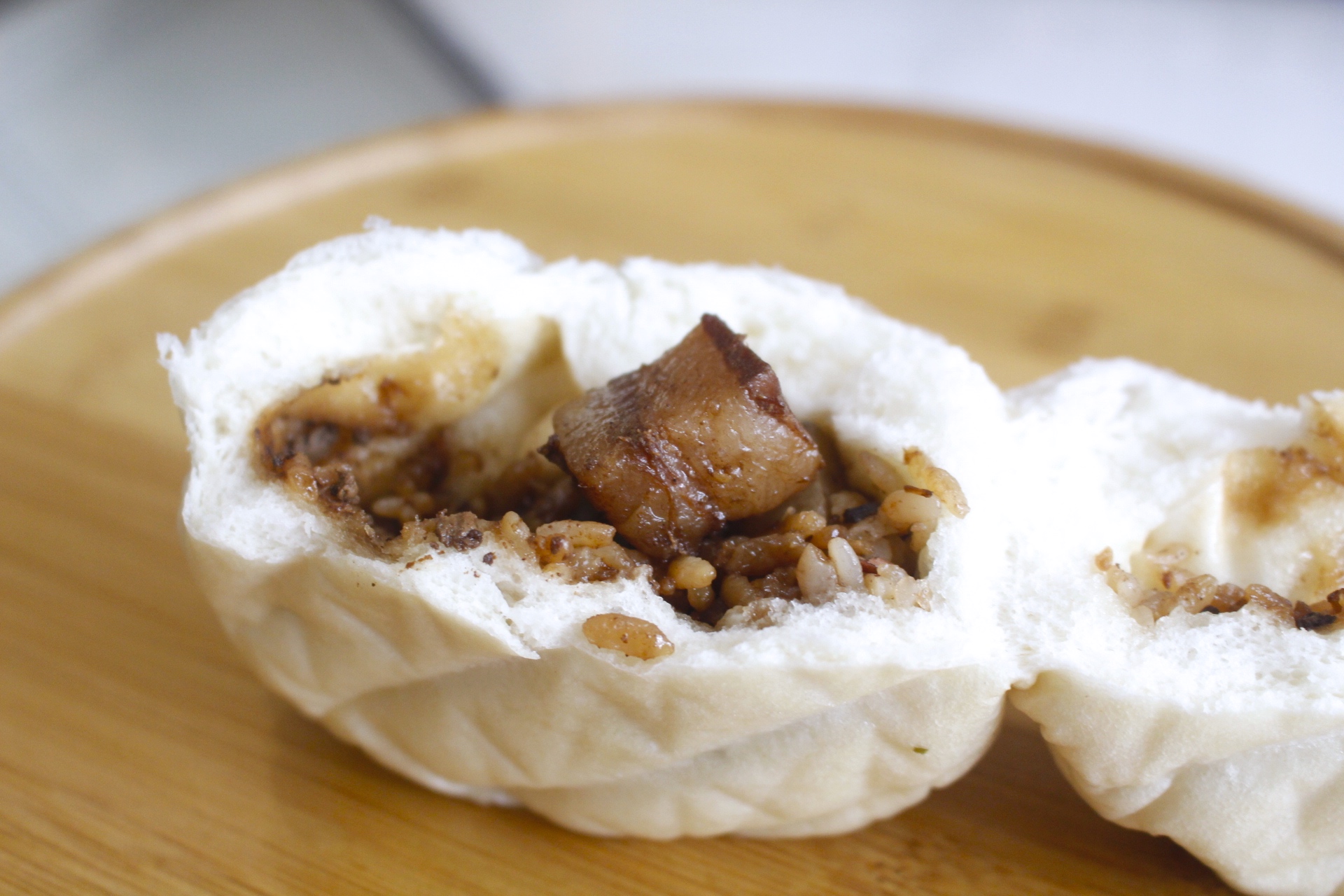 【桃園 無厘頭創意包子】五花炕肉飯竟成包子餡？“香辣臭臭包”果然有麻辣臭豆腐風味！