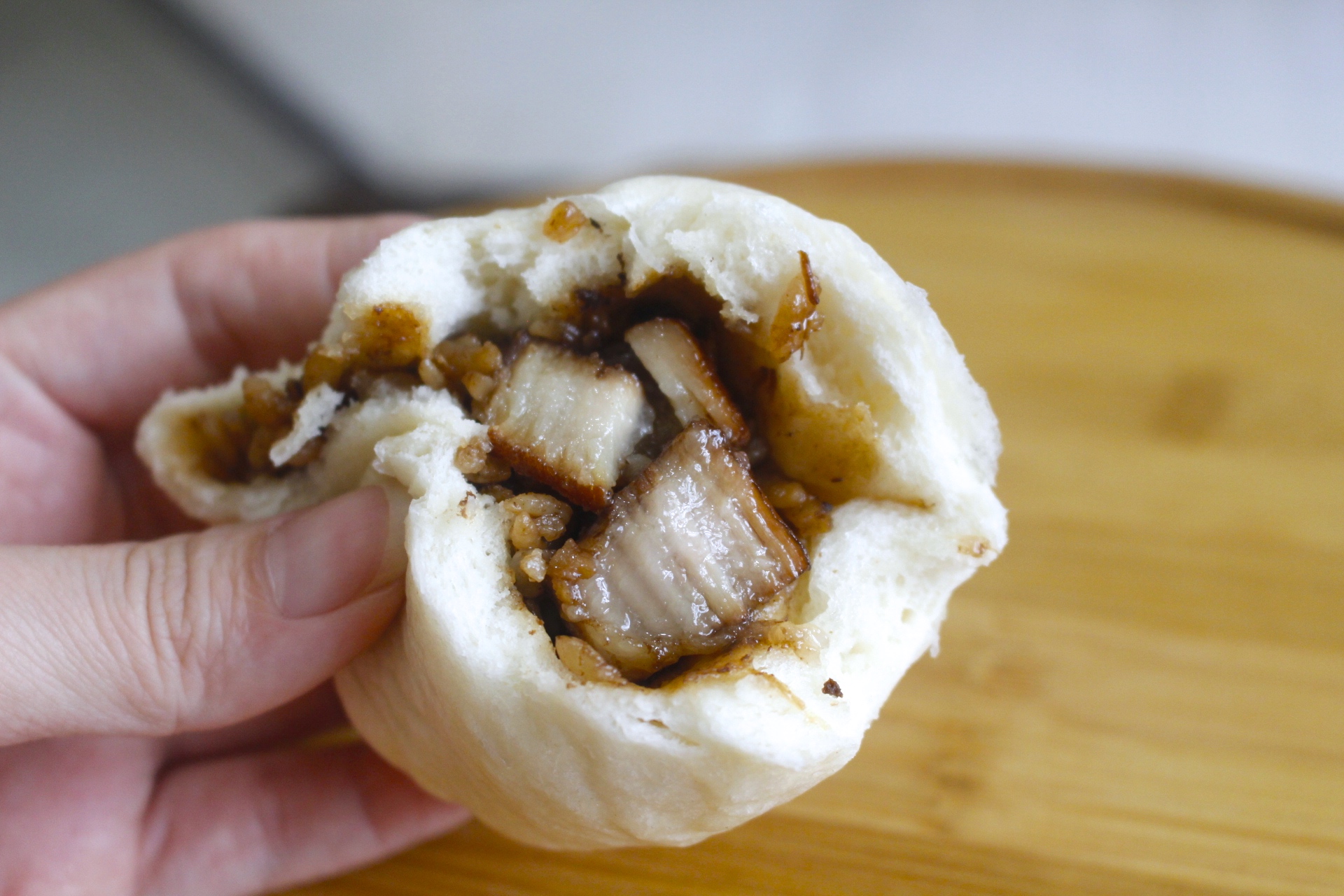 【桃園 無厘頭創意包子】五花炕肉飯竟成包子餡？“香辣臭臭包”果然有麻辣臭豆腐風味！