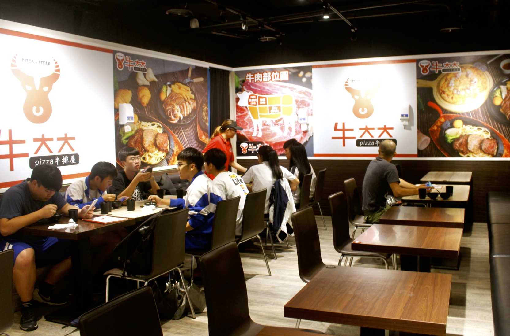 【桃園 牛大大pizza牛排屋】小蒙牛旗下牛排館。標榜平價也能享受原塊牛肉!!