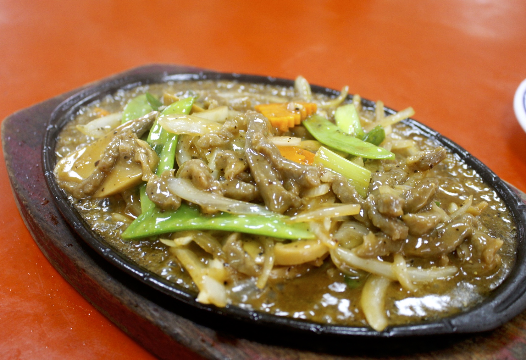 【宜蘭 高僑餐飲】100元大份量熱炒還能吃到生魚片？白飯無限供應、附設停車場