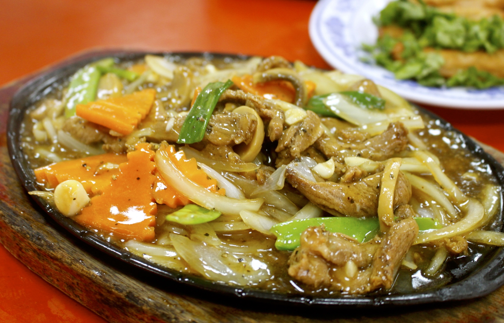 【宜蘭 高僑餐飲】100元大份量熱炒還能吃到生魚片？白飯無限供應、附設停車場