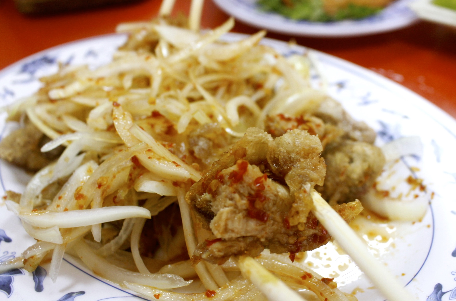 【宜蘭 高僑餐飲】100元大份量熱炒還能吃到生魚片？白飯無限供應、附設停車場