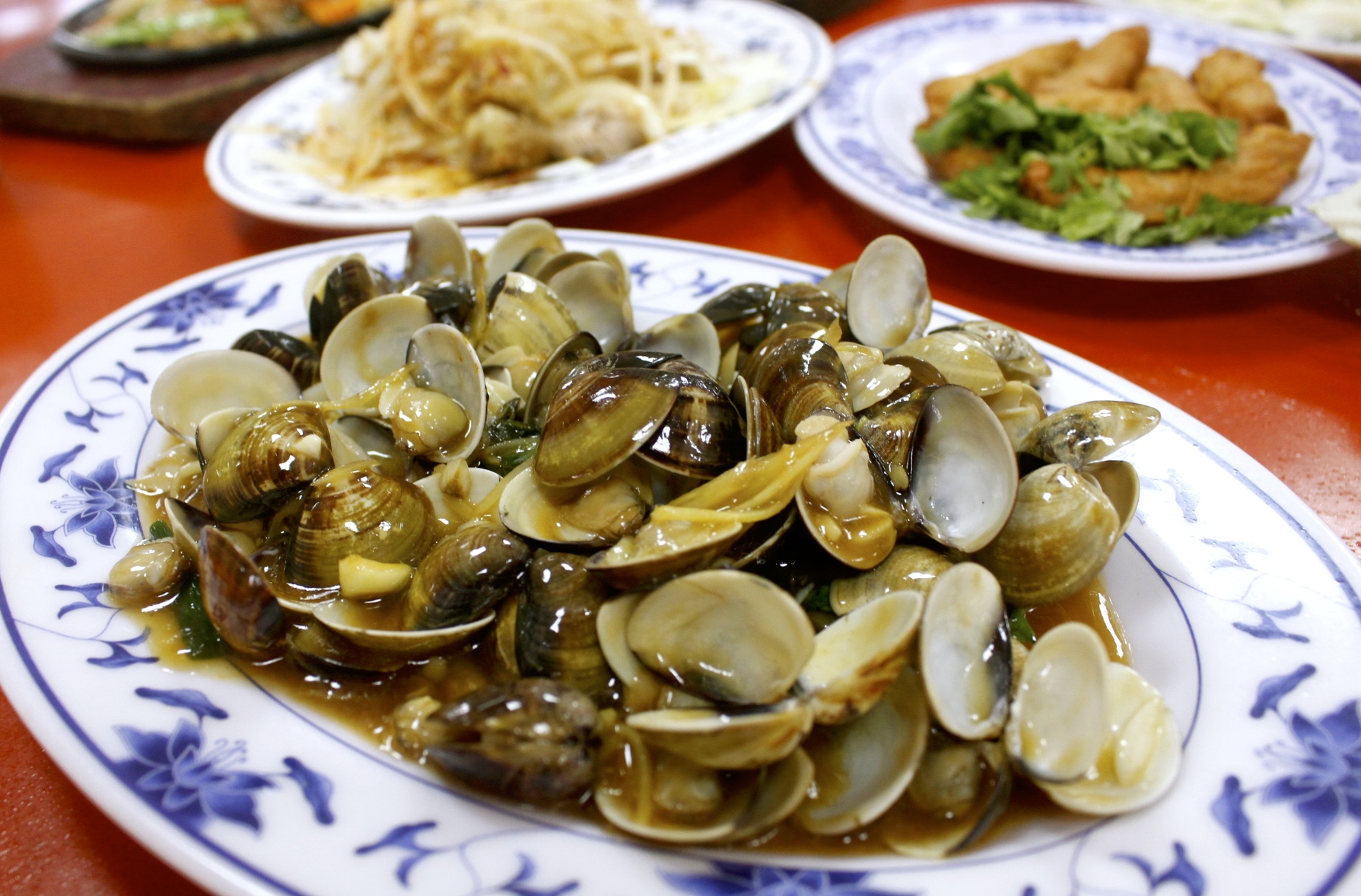 【宜蘭 高僑餐飲】100元大份量熱炒還能吃到生魚片？白飯無限供應、附設停車場