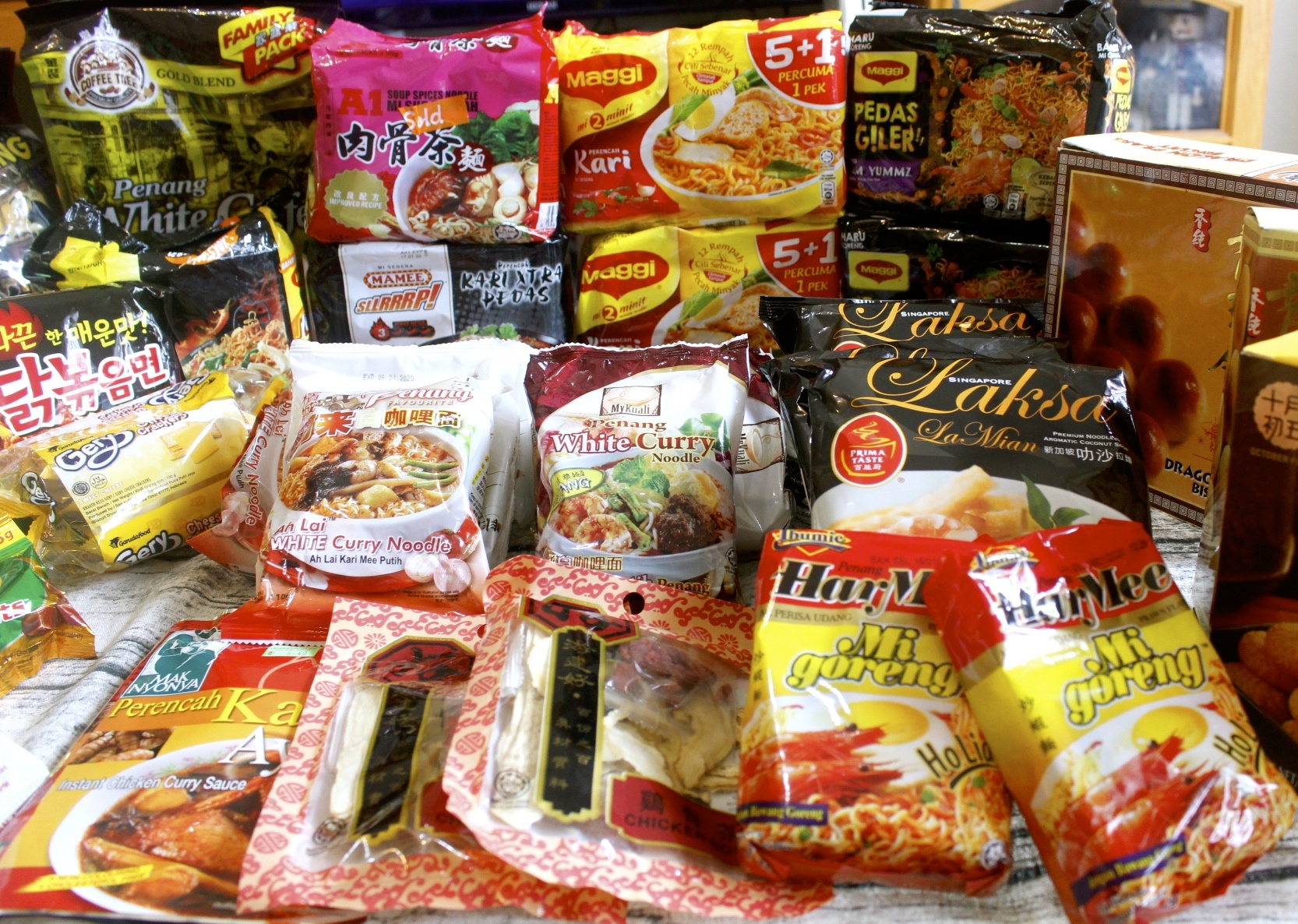 【伴手禮 馬來西亞】2019泡麵零食分享。嚐上一口就讓人斷魂「魔鬼辣黑色乾撈杯麵」、超推阿來白咖哩麵
