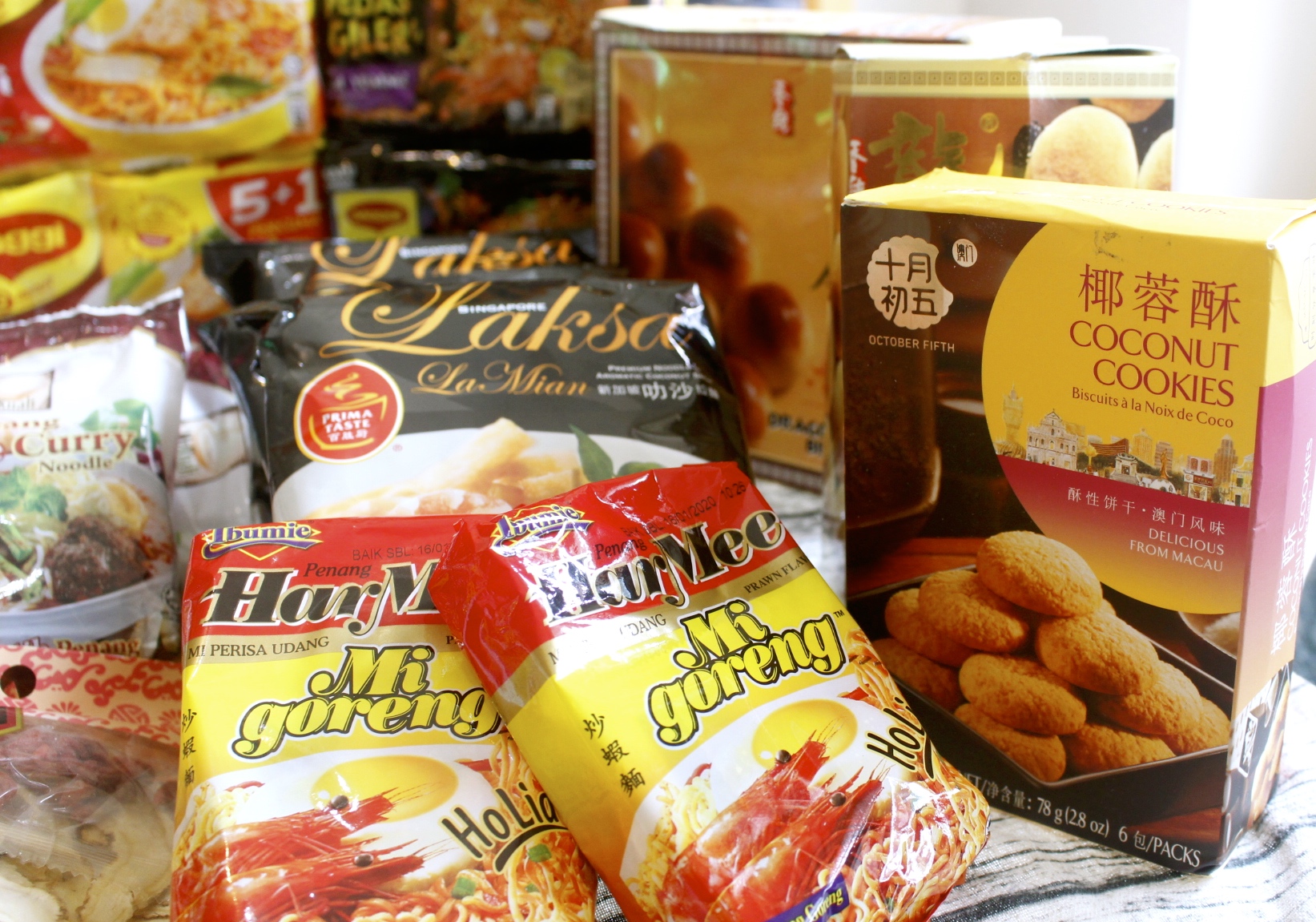 【伴手禮 馬來西亞】2019泡麵零食分享。嚐上一口就讓人斷魂「魔鬼辣黑色乾撈杯麵」、超推阿來白咖哩麵