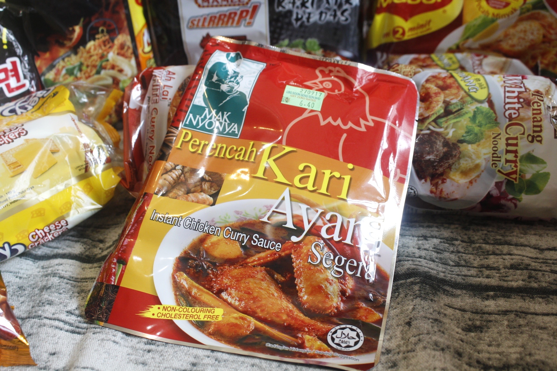 【伴手禮 馬來西亞】2019泡麵零食分享。嚐上一口就讓人斷魂「魔鬼辣黑色乾撈杯麵」、超推阿來白咖哩麵