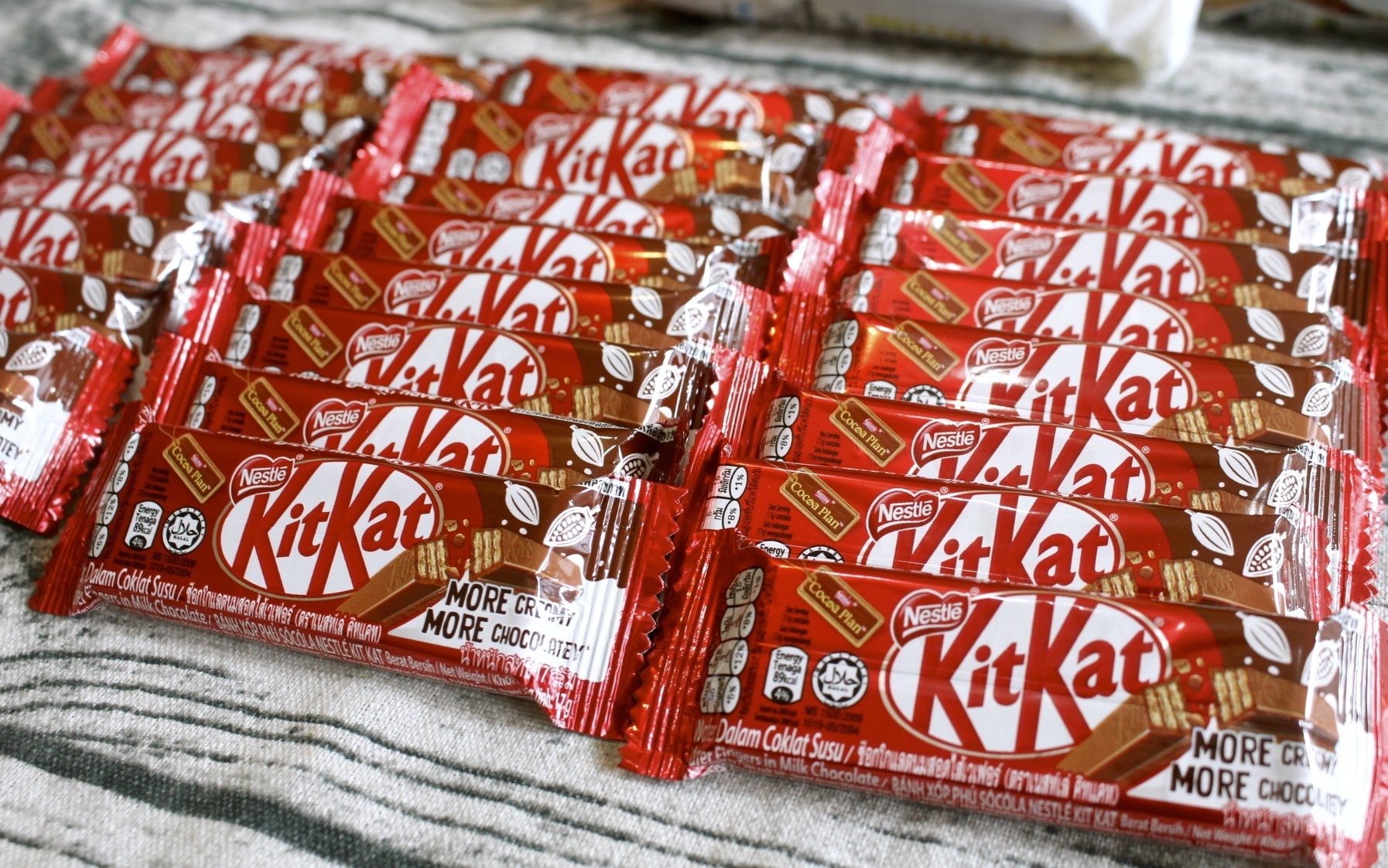 【伴手禮 馬來西亞】2019泡麵零食分享。嚐上一口就讓人斷魂「魔鬼辣黑色乾撈杯麵」、超推阿來白咖哩麵