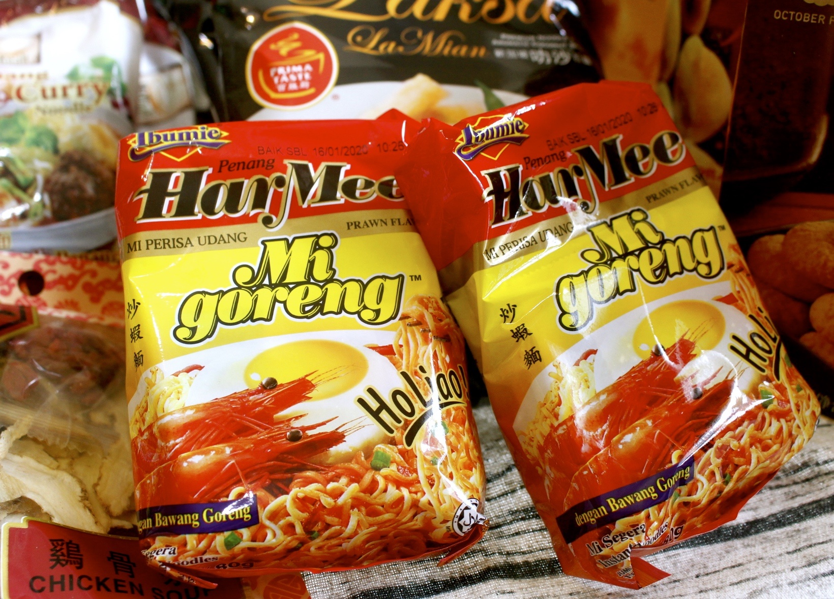 【伴手禮 馬來西亞】2019泡麵零食分享。嚐上一口就讓人斷魂「魔鬼辣黑色乾撈杯麵」、超推阿來白咖哩麵