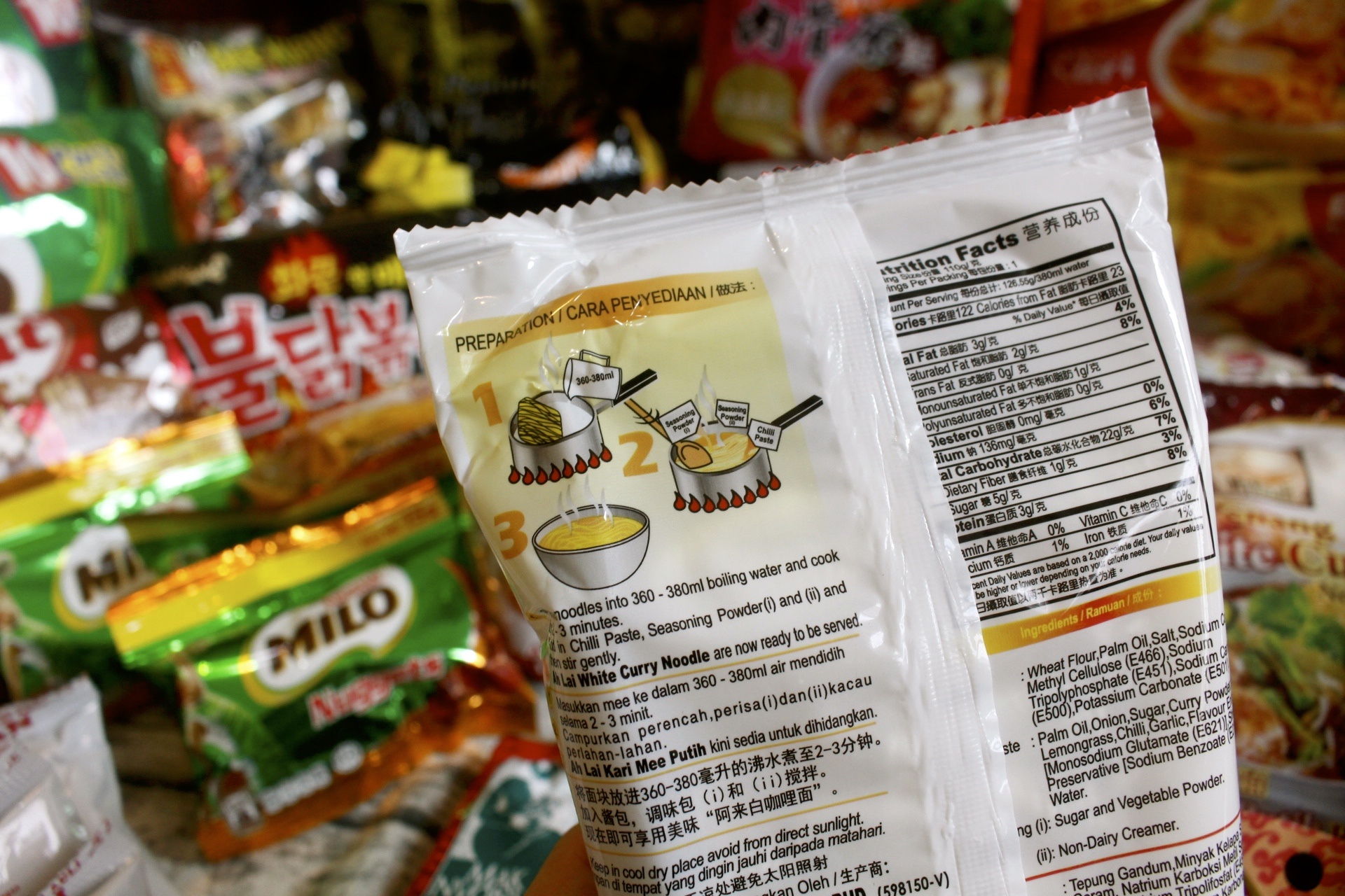 【伴手禮 馬來西亞】2019泡麵零食分享。嚐上一口就讓人斷魂「魔鬼辣黑色乾撈杯麵」、超推阿來白咖哩麵