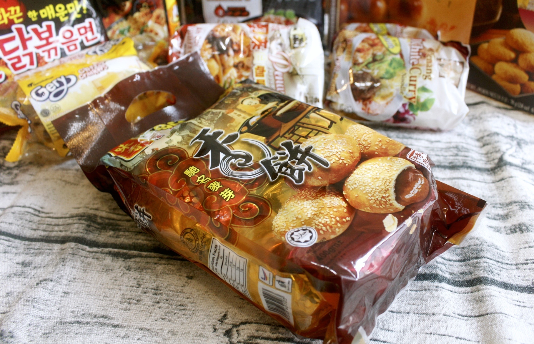 【伴手禮 馬來西亞】2019泡麵零食分享。嚐上一口就讓人斷魂「魔鬼辣黑色乾撈杯麵」、超推阿來白咖哩麵