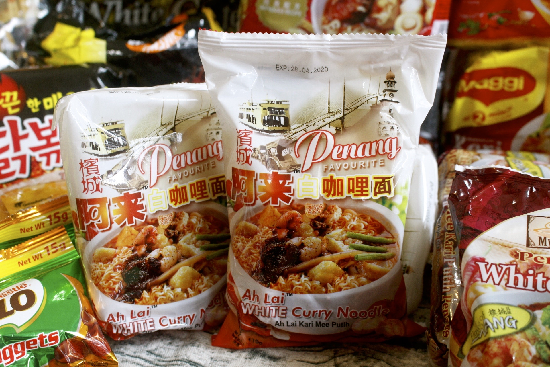 【伴手禮 馬來西亞】2019泡麵零食分享。嚐上一口就讓人斷魂「魔鬼辣黑色乾撈杯麵」、超推阿來白咖哩麵