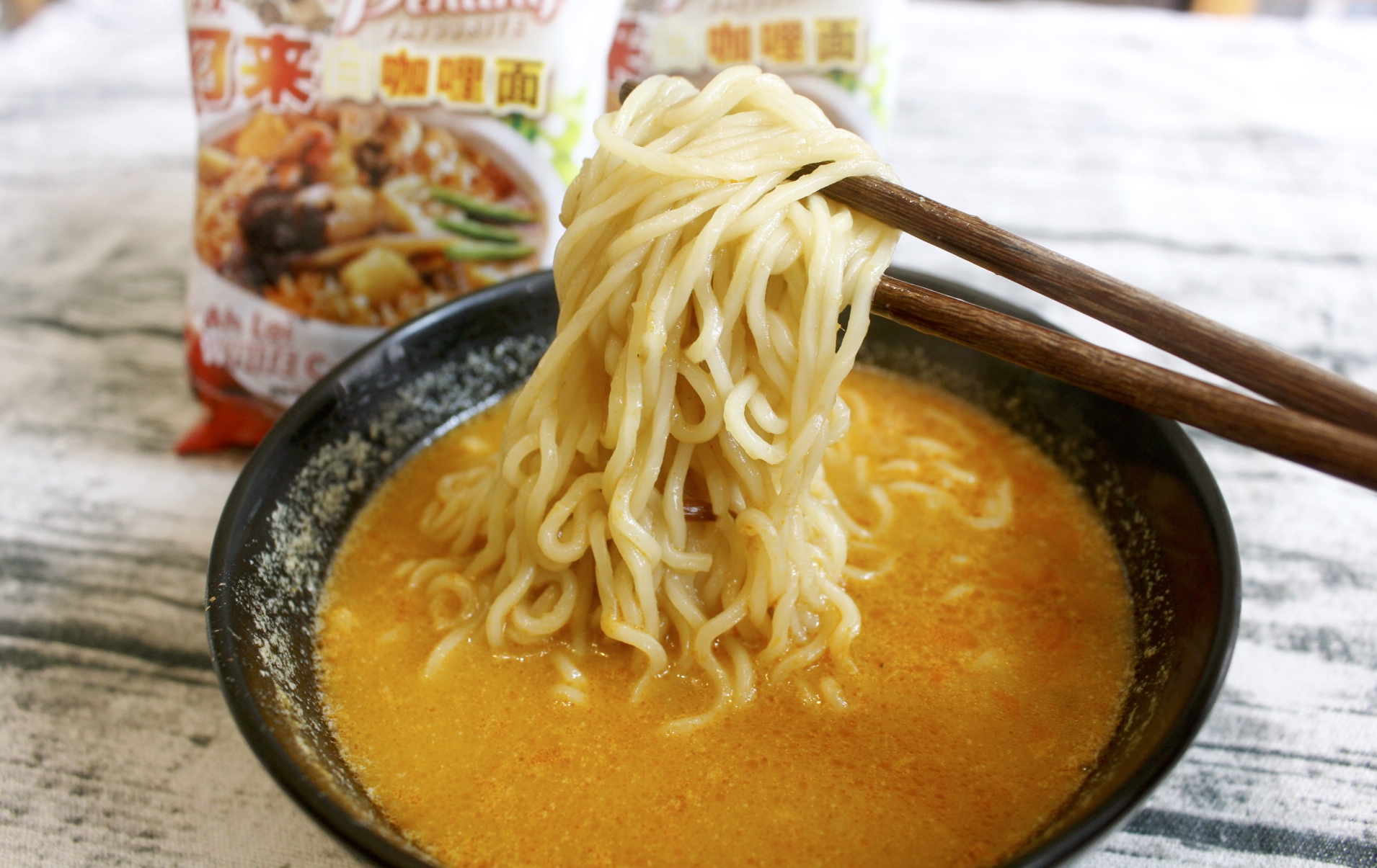 【伴手禮 馬來西亞】2019泡麵零食分享。嚐上一口就讓人斷魂「魔鬼辣黑色乾撈杯麵」、超推阿來白咖哩麵