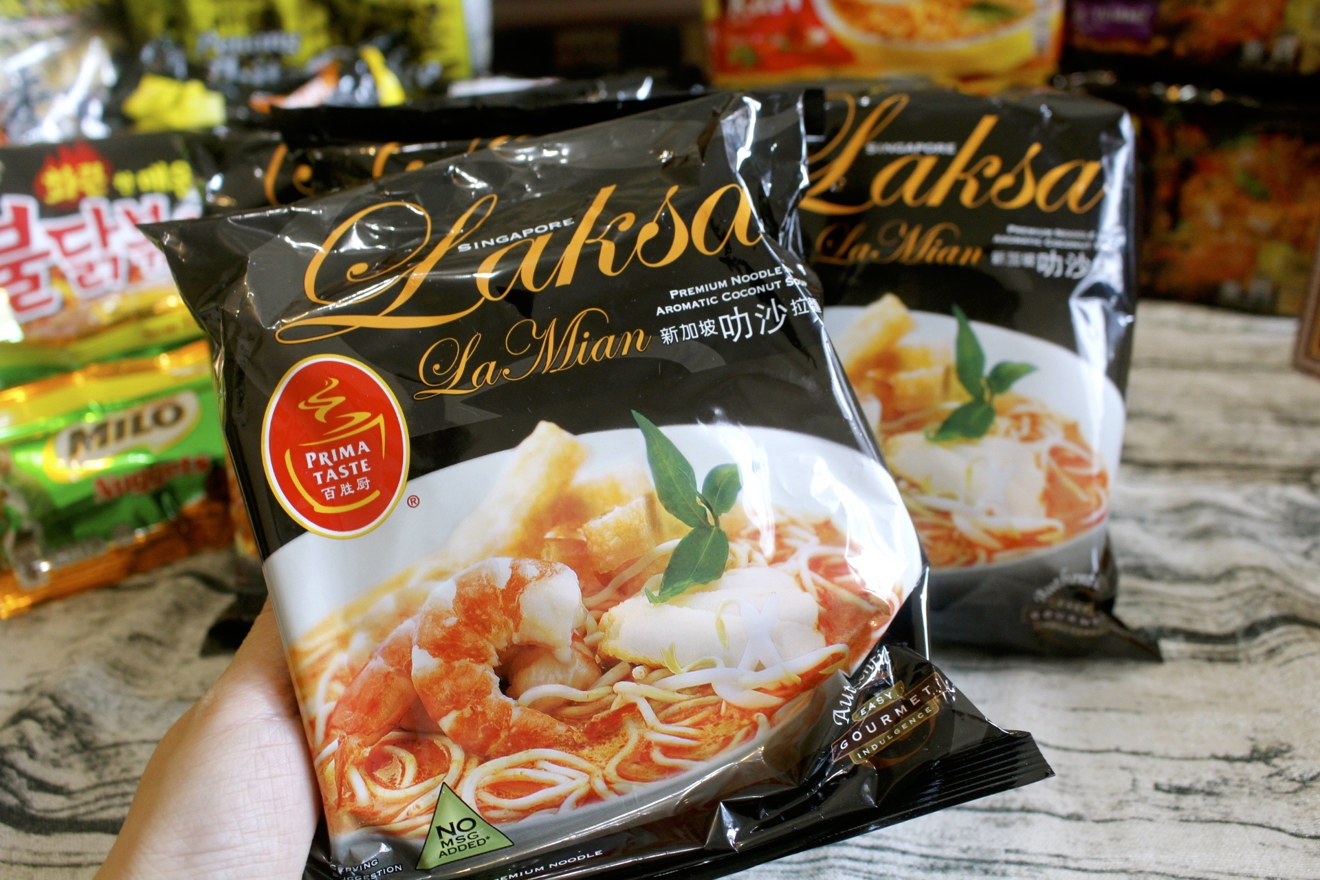 【伴手禮 馬來西亞】2019泡麵零食分享。嚐上一口就讓人斷魂「魔鬼辣黑色乾撈杯麵」、超推阿來白咖哩麵