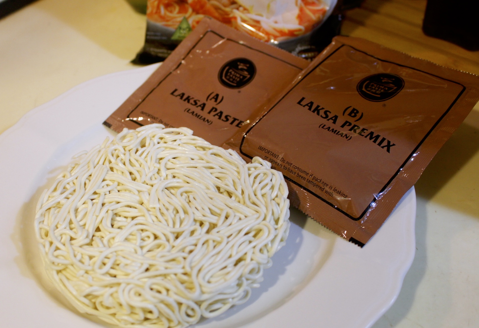 【伴手禮 馬來西亞】2019泡麵零食分享。嚐上一口就讓人斷魂「魔鬼辣黑色乾撈杯麵」、超推阿來白咖哩麵