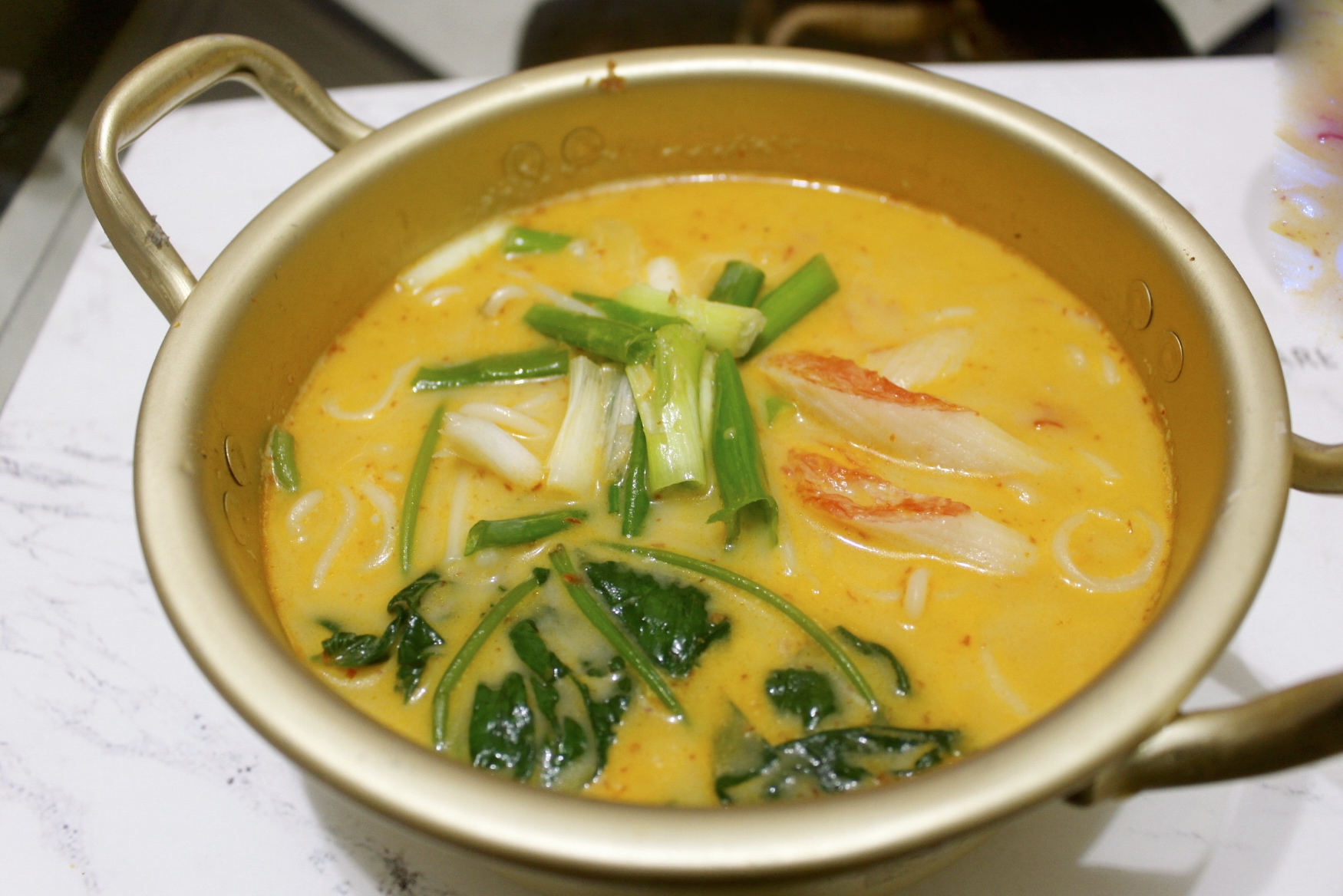 【伴手禮 馬來西亞】2019泡麵零食分享。嚐上一口就讓人斷魂「魔鬼辣黑色乾撈杯麵」、超推阿來白咖哩麵