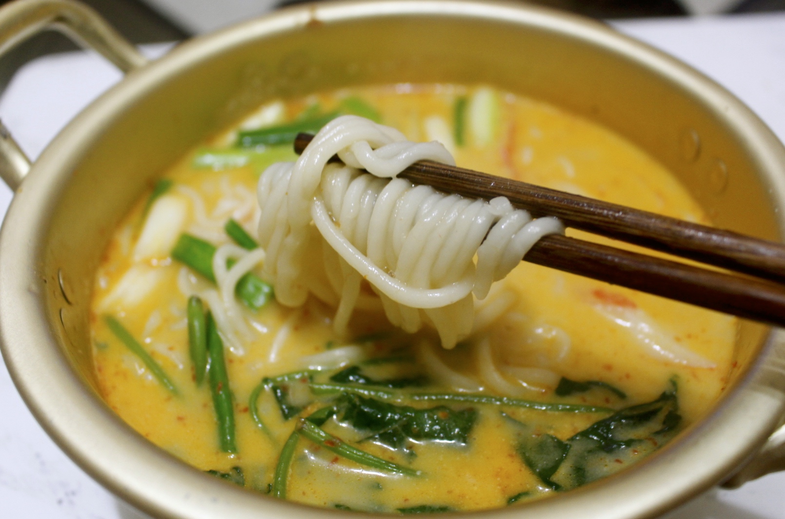 【伴手禮 馬來西亞】2019泡麵零食分享。嚐上一口就讓人斷魂「魔鬼辣黑色乾撈杯麵」、超推阿來白咖哩麵