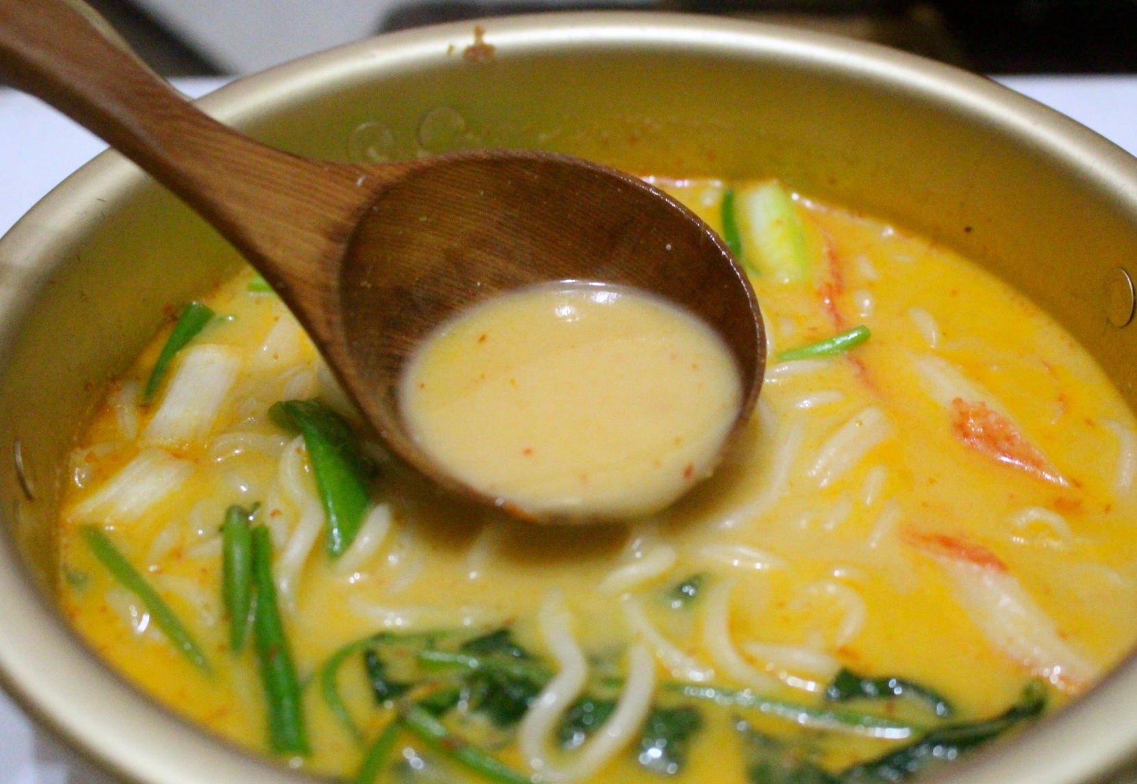【伴手禮 馬來西亞】2019泡麵零食分享。嚐上一口就讓人斷魂「魔鬼辣黑色乾撈杯麵」、超推阿來白咖哩麵