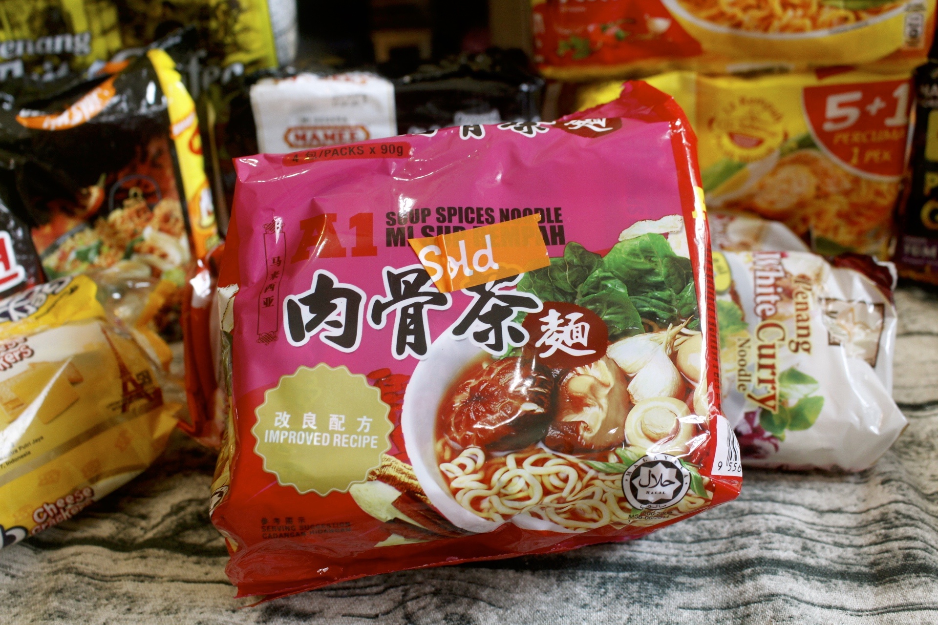 【伴手禮 馬來西亞】2019泡麵零食分享。嚐上一口就讓人斷魂「魔鬼辣黑色乾撈杯麵」、超推阿來白咖哩麵