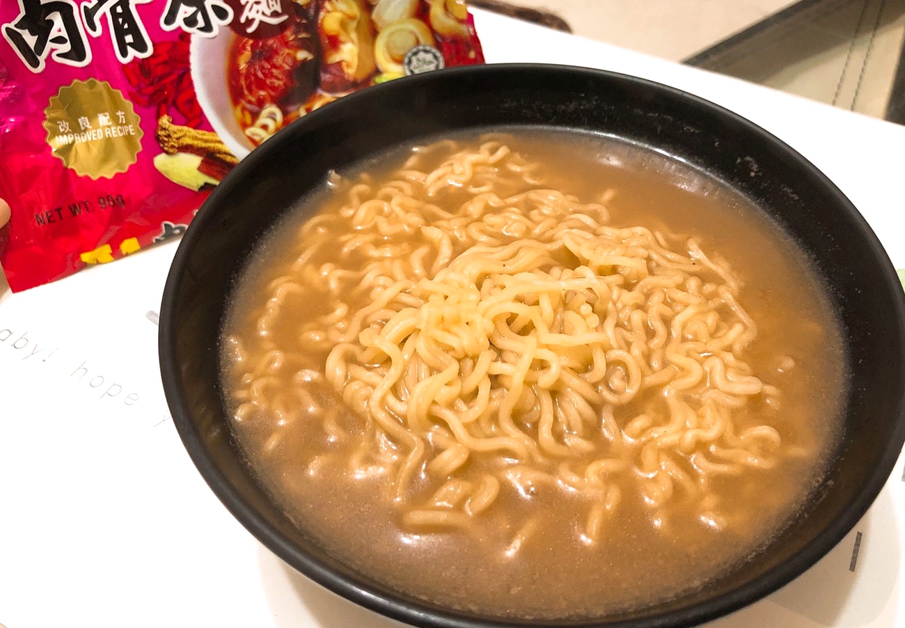 【伴手禮 馬來西亞】2019泡麵零食分享。嚐上一口就讓人斷魂「魔鬼辣黑色乾撈杯麵」、超推阿來白咖哩麵