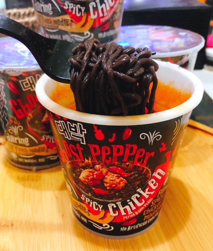 【伴手禮 馬來西亞】2019泡麵零食分享。嚐上一口就讓人斷魂「魔鬼辣黑色乾撈杯麵」、超推阿來白咖哩麵