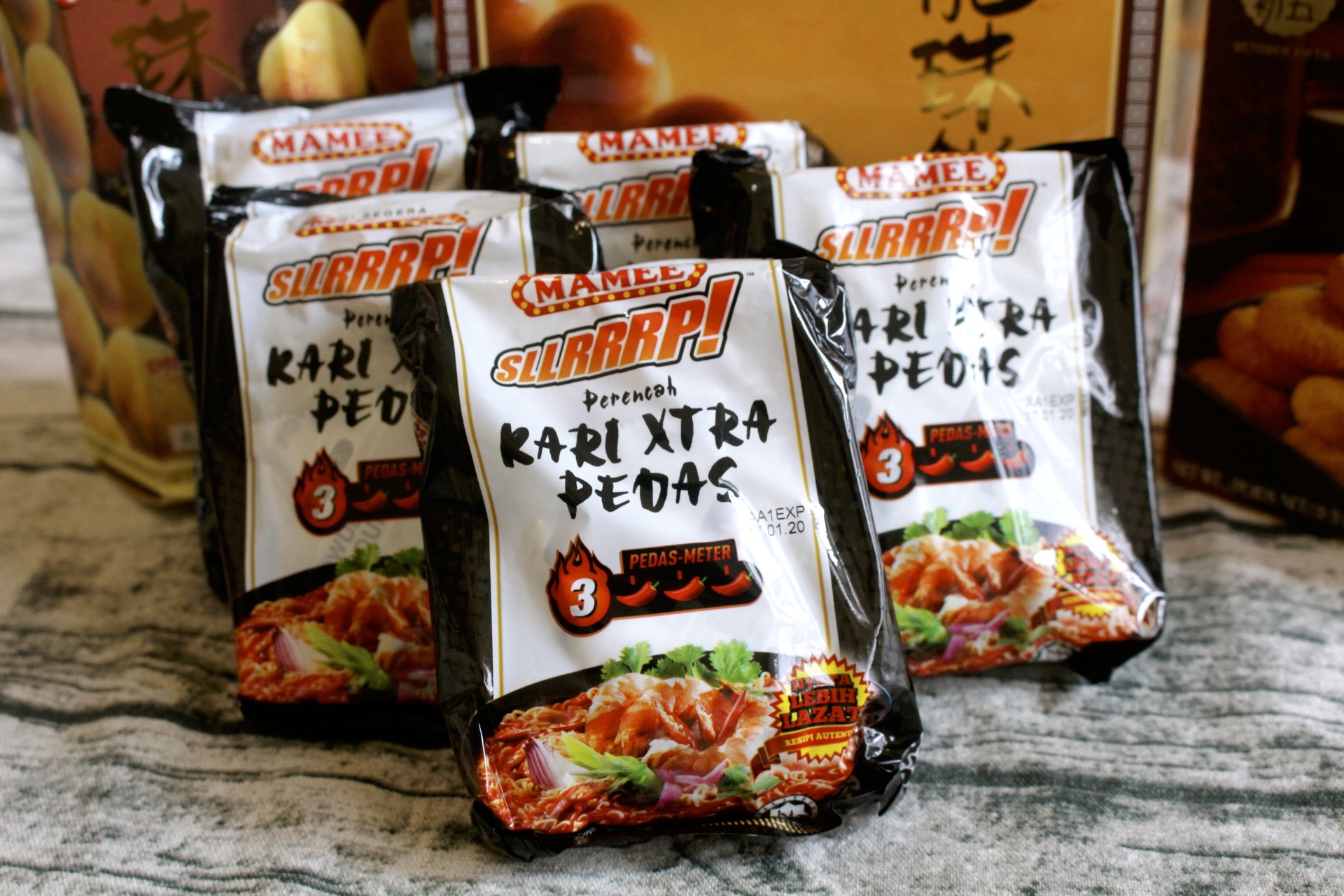 【伴手禮 馬來西亞】2019泡麵零食分享。嚐上一口就讓人斷魂「魔鬼辣黑色乾撈杯麵」、超推阿來白咖哩麵