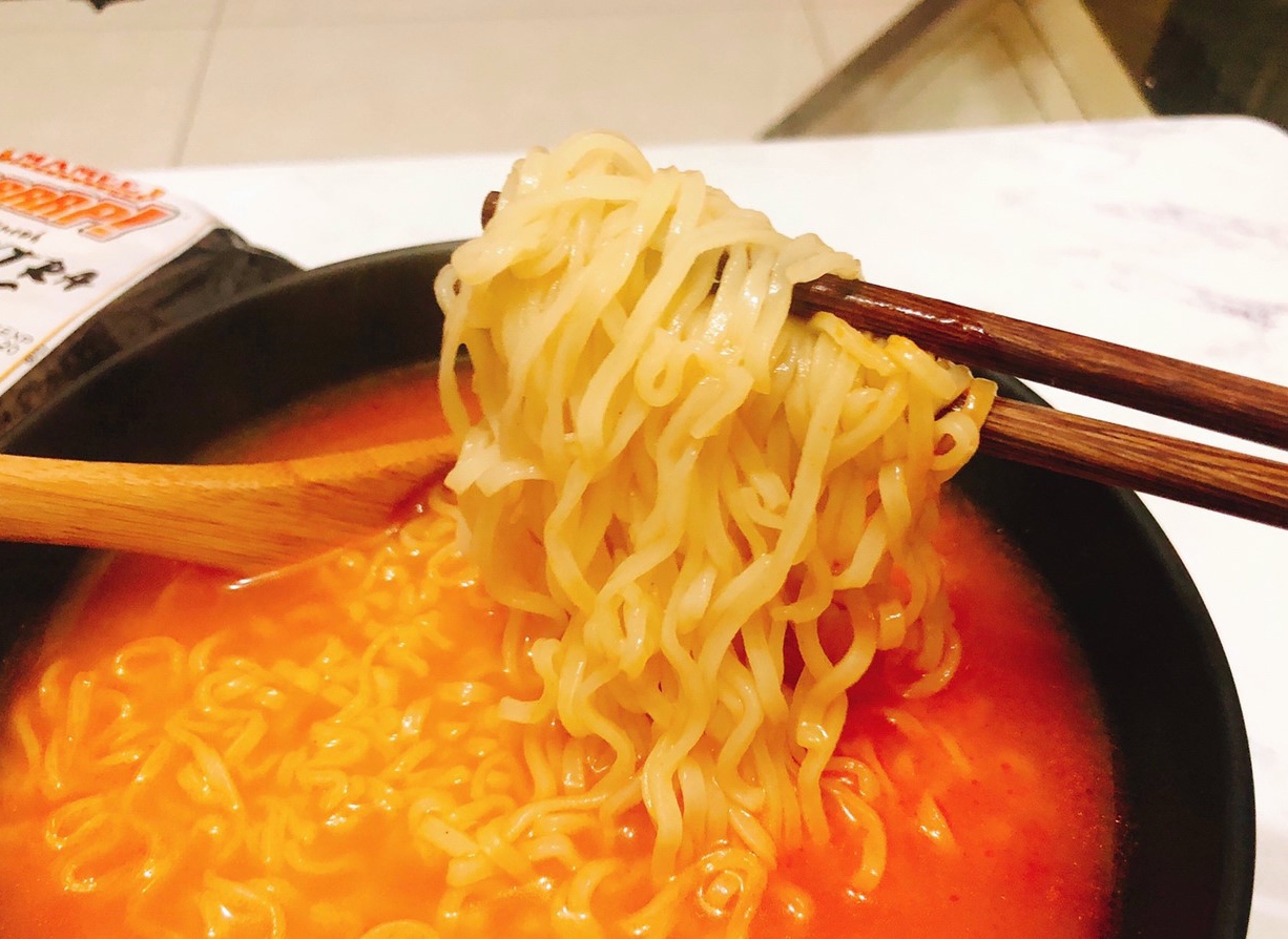【伴手禮 馬來西亞】2019泡麵零食分享。嚐上一口就讓人斷魂「魔鬼辣黑色乾撈杯麵」、超推阿來白咖哩麵