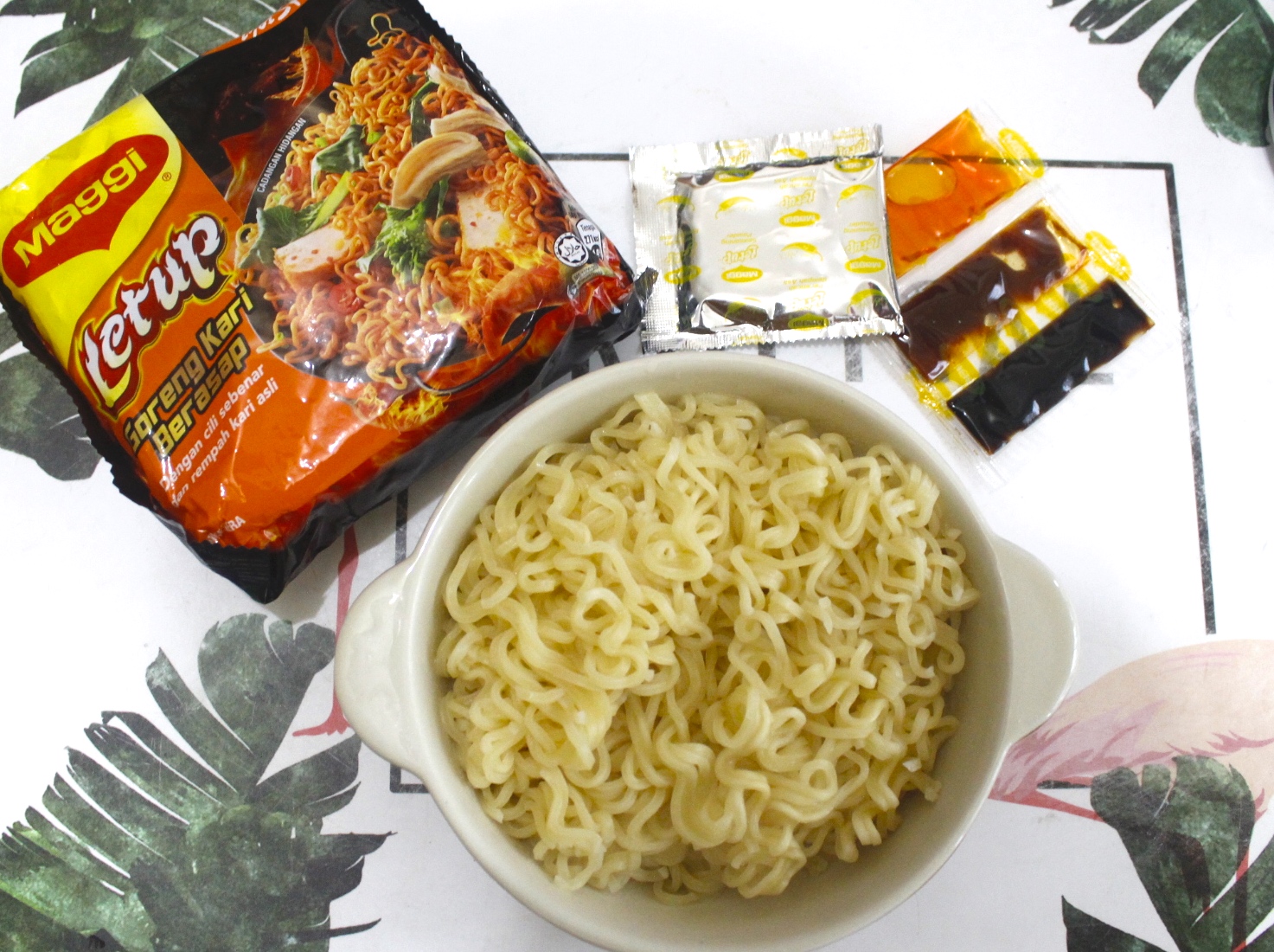 【伴手禮 馬來西亞】2019泡麵零食分享。嚐上一口就讓人斷魂「魔鬼辣黑色乾撈杯麵」、超推阿來白咖哩麵