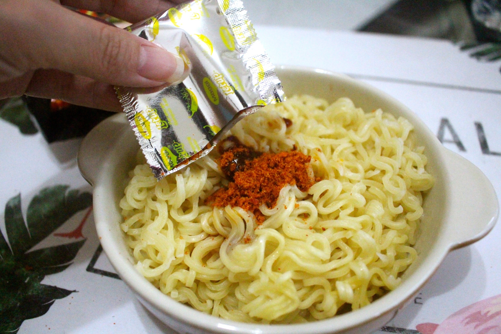 【伴手禮 馬來西亞】2019泡麵零食分享。嚐上一口就讓人斷魂「魔鬼辣黑色乾撈杯麵」、超推阿來白咖哩麵