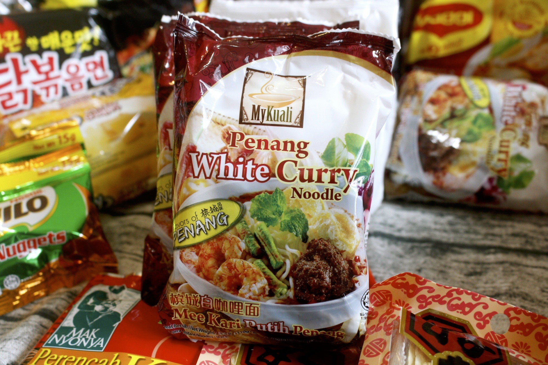 【伴手禮 馬來西亞】2019泡麵零食分享。嚐上一口就讓人斷魂「魔鬼辣黑色乾撈杯麵」、超推阿來白咖哩麵