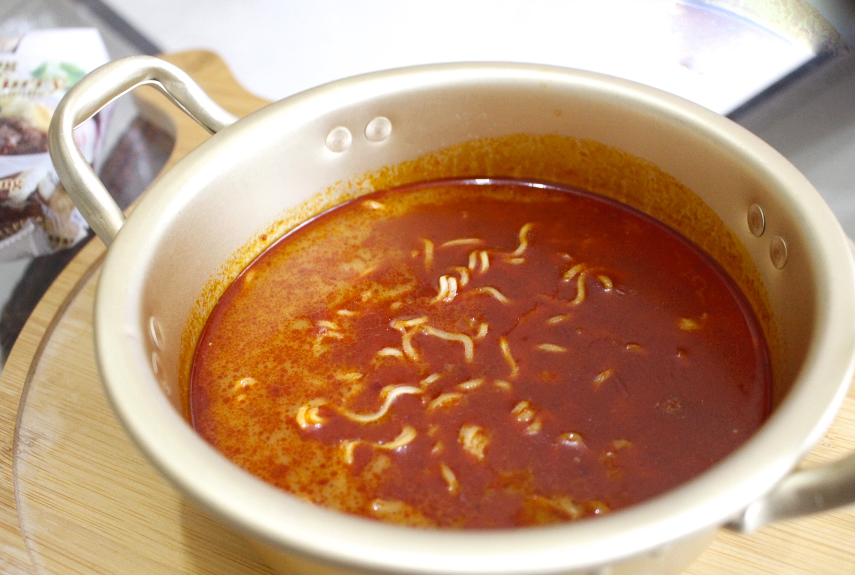 【伴手禮 馬來西亞】2019泡麵零食分享。嚐上一口就讓人斷魂「魔鬼辣黑色乾撈杯麵」、超推阿來白咖哩麵