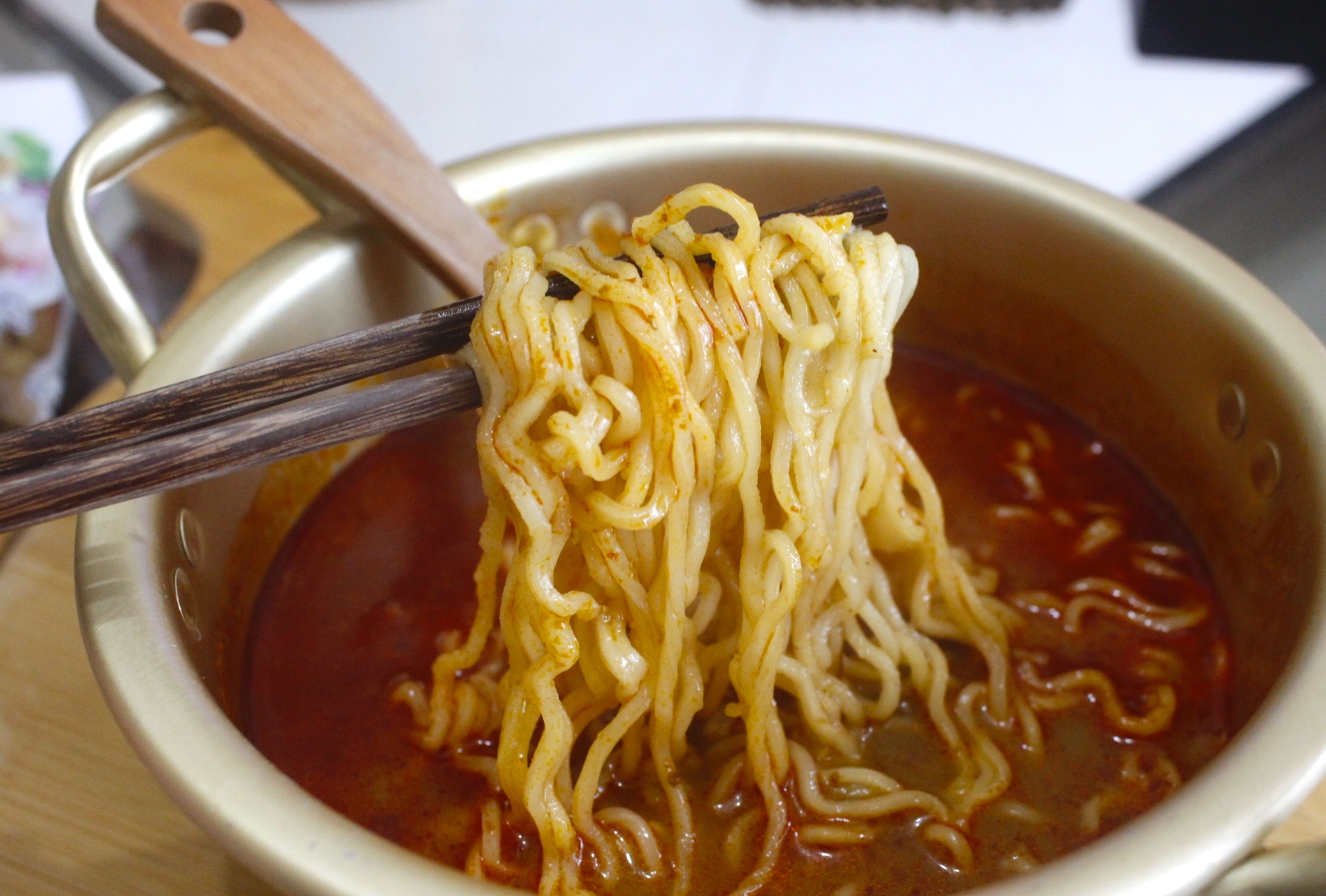 【伴手禮 馬來西亞】2019泡麵零食分享。嚐上一口就讓人斷魂「魔鬼辣黑色乾撈杯麵」、超推阿來白咖哩麵