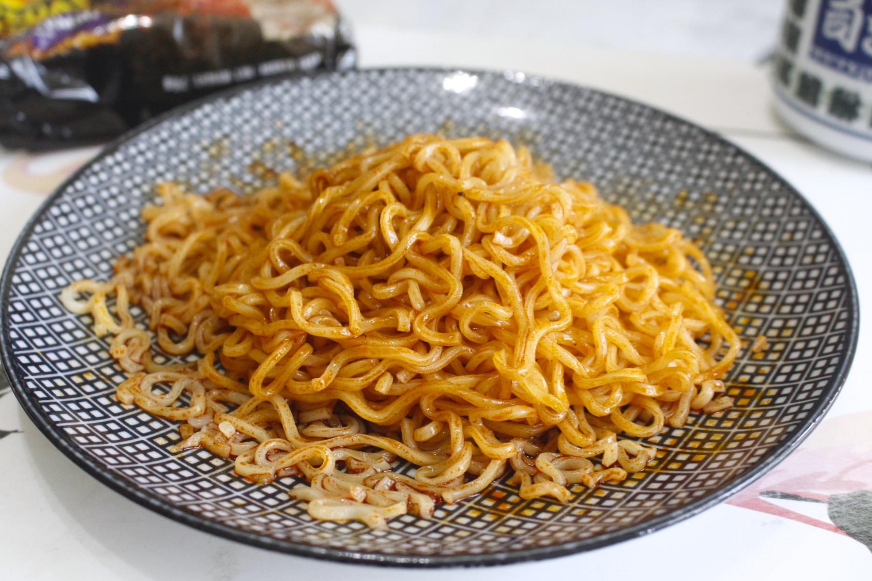 【伴手禮 馬來西亞】2019泡麵零食分享。嚐上一口就讓人斷魂「魔鬼辣黑色乾撈杯麵」、超推阿來白咖哩麵