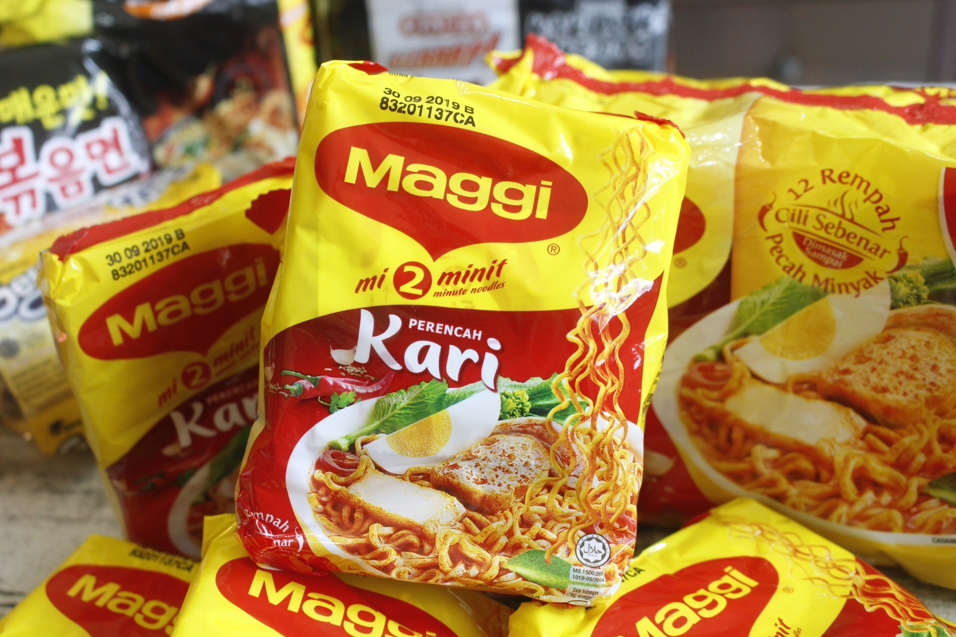 【伴手禮 馬來西亞】2019泡麵零食分享。嚐上一口就讓人斷魂「魔鬼辣黑色乾撈杯麵」、超推阿來白咖哩麵