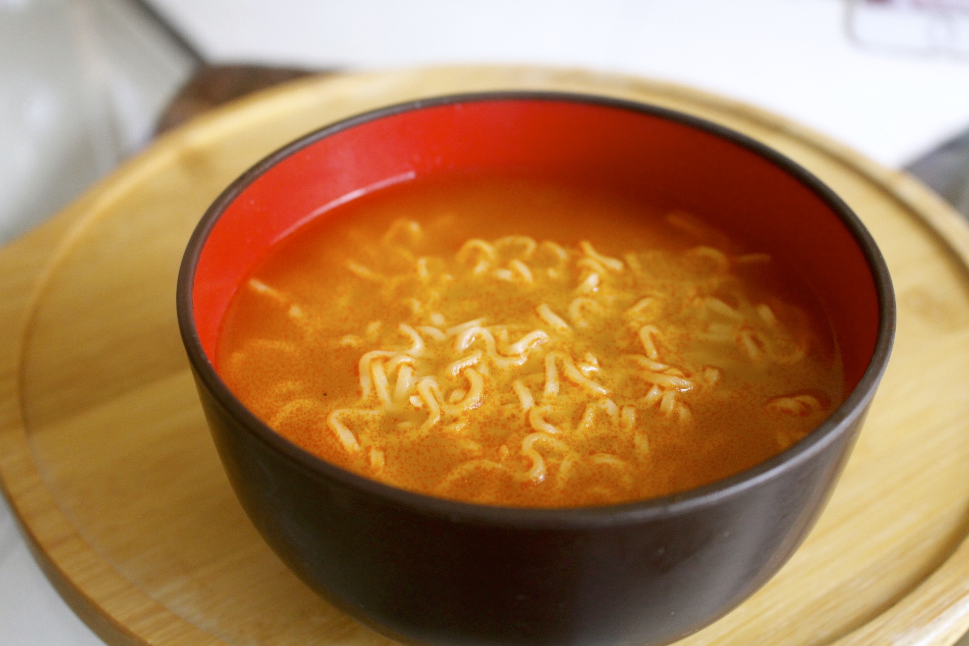 【伴手禮 馬來西亞】2019泡麵零食分享。嚐上一口就讓人斷魂「魔鬼辣黑色乾撈杯麵」、超推阿來白咖哩麵