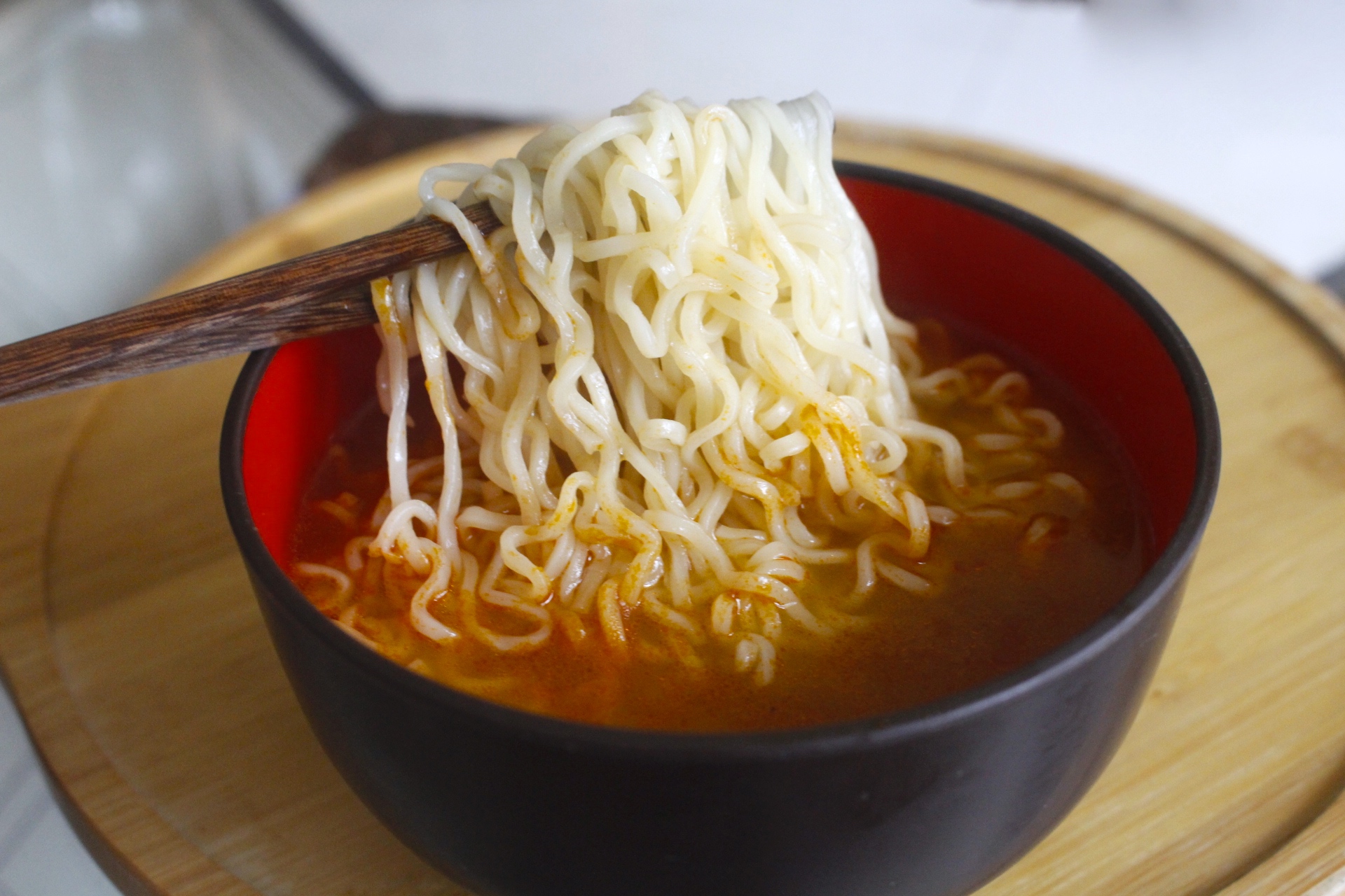 【伴手禮 馬來西亞】2019泡麵零食分享。嚐上一口就讓人斷魂「魔鬼辣黑色乾撈杯麵」、超推阿來白咖哩麵
