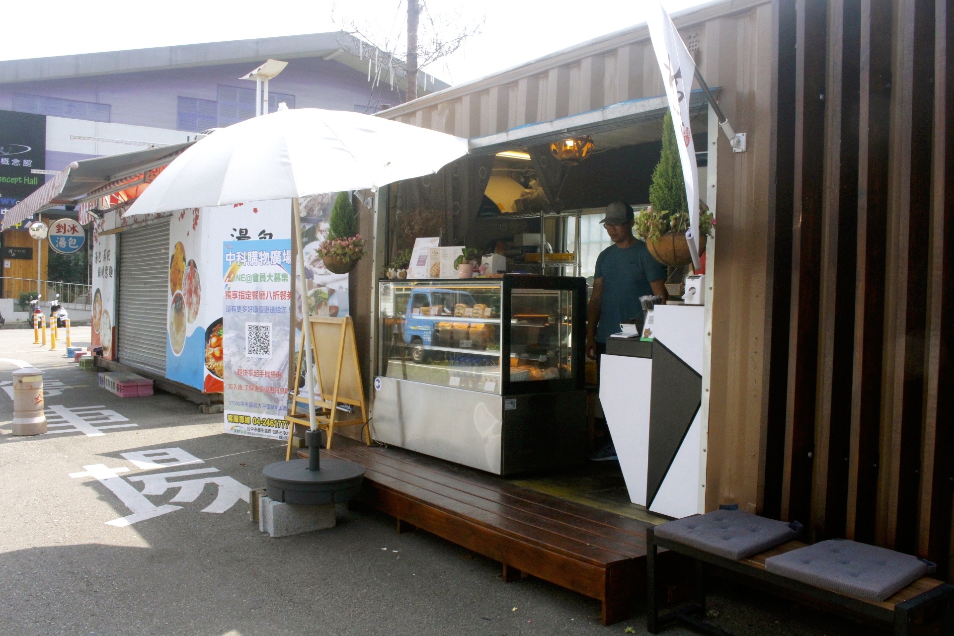 【台中 橫山銘製三明治】中科商圈貨櫃屋“水果三明治”。「夏艷香蘭芒果」三明治用了一整顆金黃芒果! 【台中 橫山銘製三明治】中科商圈貨櫃屋“水果三明治”。「夏艷香蘭芒果」三明治用了一整顆金黃芒果!