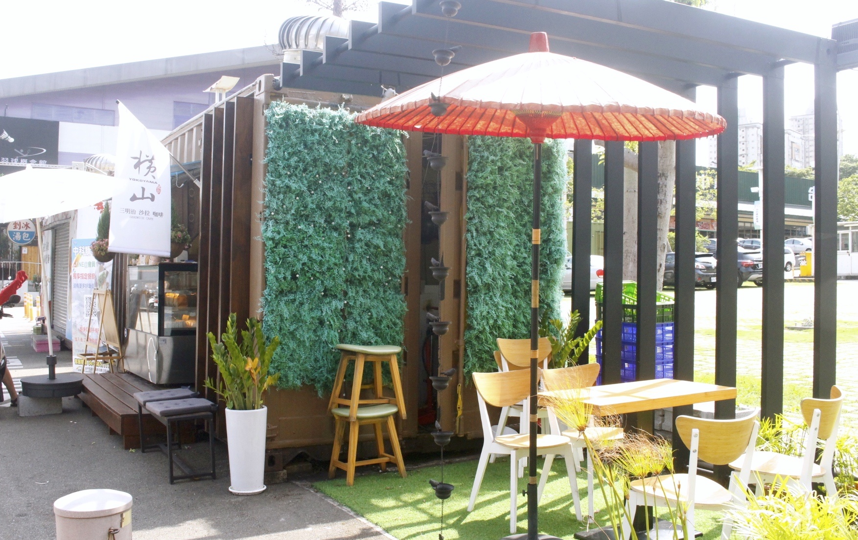 【台中 橫山銘製三明治】中科商圈貨櫃屋“水果三明治”。「夏艷香蘭芒果」三明治用了一整顆金黃芒果! 【台中 橫山銘製三明治】中科商圈貨櫃屋“水果三明治”。「夏艷香蘭芒果」三明治用了一整顆金黃芒果!