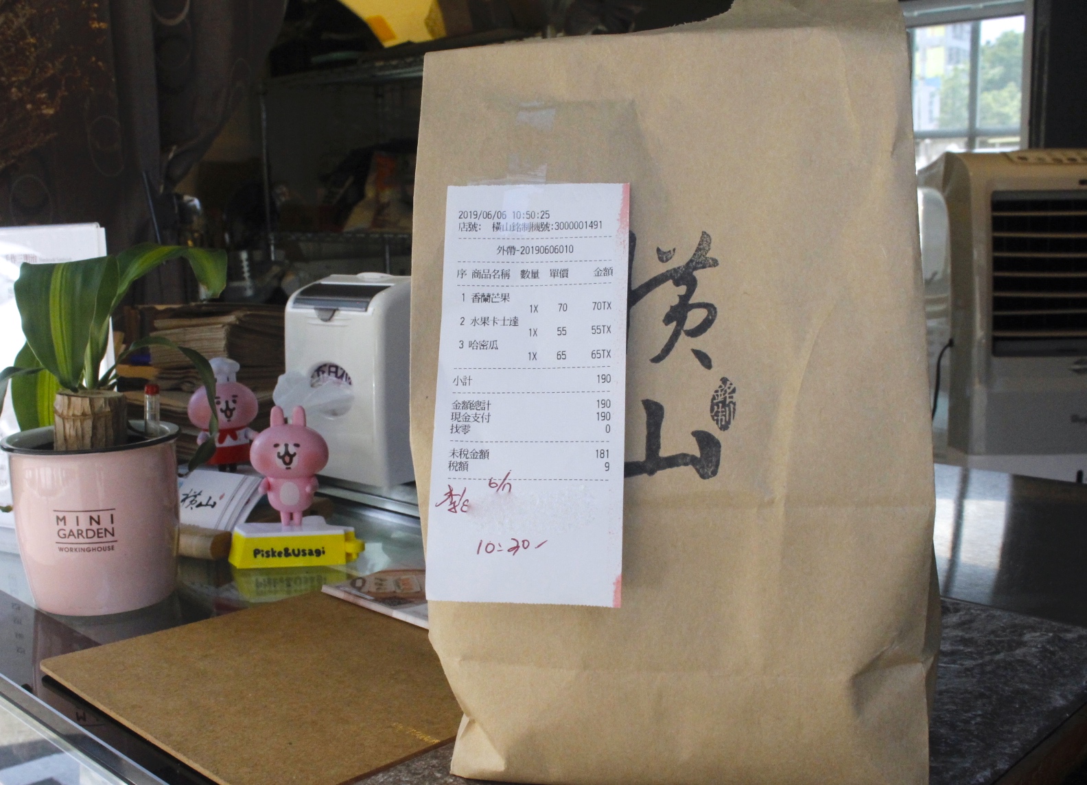 【台中 橫山銘製三明治】中科商圈貨櫃屋“水果三明治”。「夏艷香蘭芒果」三明治用了一整顆金黃芒果! 【台中 橫山銘製三明治】中科商圈貨櫃屋“水果三明治”。「夏艷香蘭芒果」三明治用了一整顆金黃芒果!