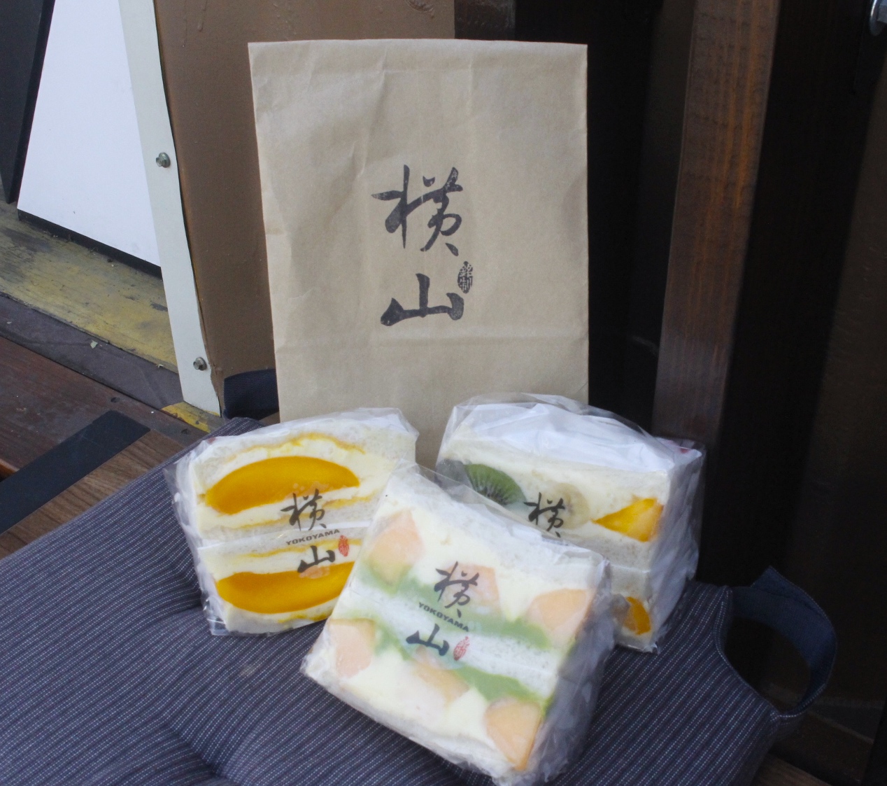 【台中 橫山銘製三明治】中科商圈貨櫃屋“水果三明治”。「夏艷香蘭芒果」三明治用了一整顆金黃芒果! 【台中 橫山銘製三明治】中科商圈貨櫃屋“水果三明治”。「夏艷香蘭芒果」三明治用了一整顆金黃芒果!